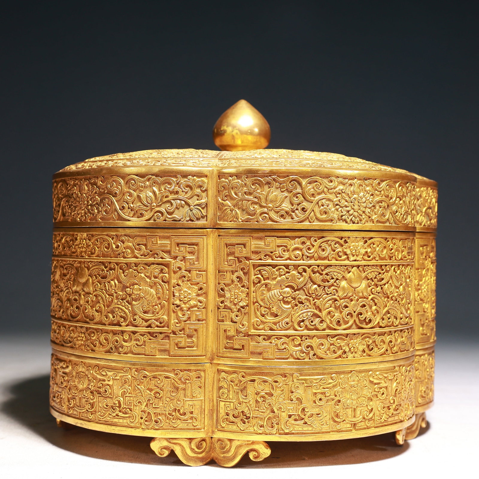 An Exquisite Ganoderma lucidum Pattern Pendant,Inlaid Gems: An Exquisite Gilt Bronze Lotus Bats and Peach Dragon Pattern Box with Cover,Qing Dynasty,China,Qianlong Four-character Mark,Size:9.8inx8.7in,Weight:6350g 铜鎏金缠枝ഫ