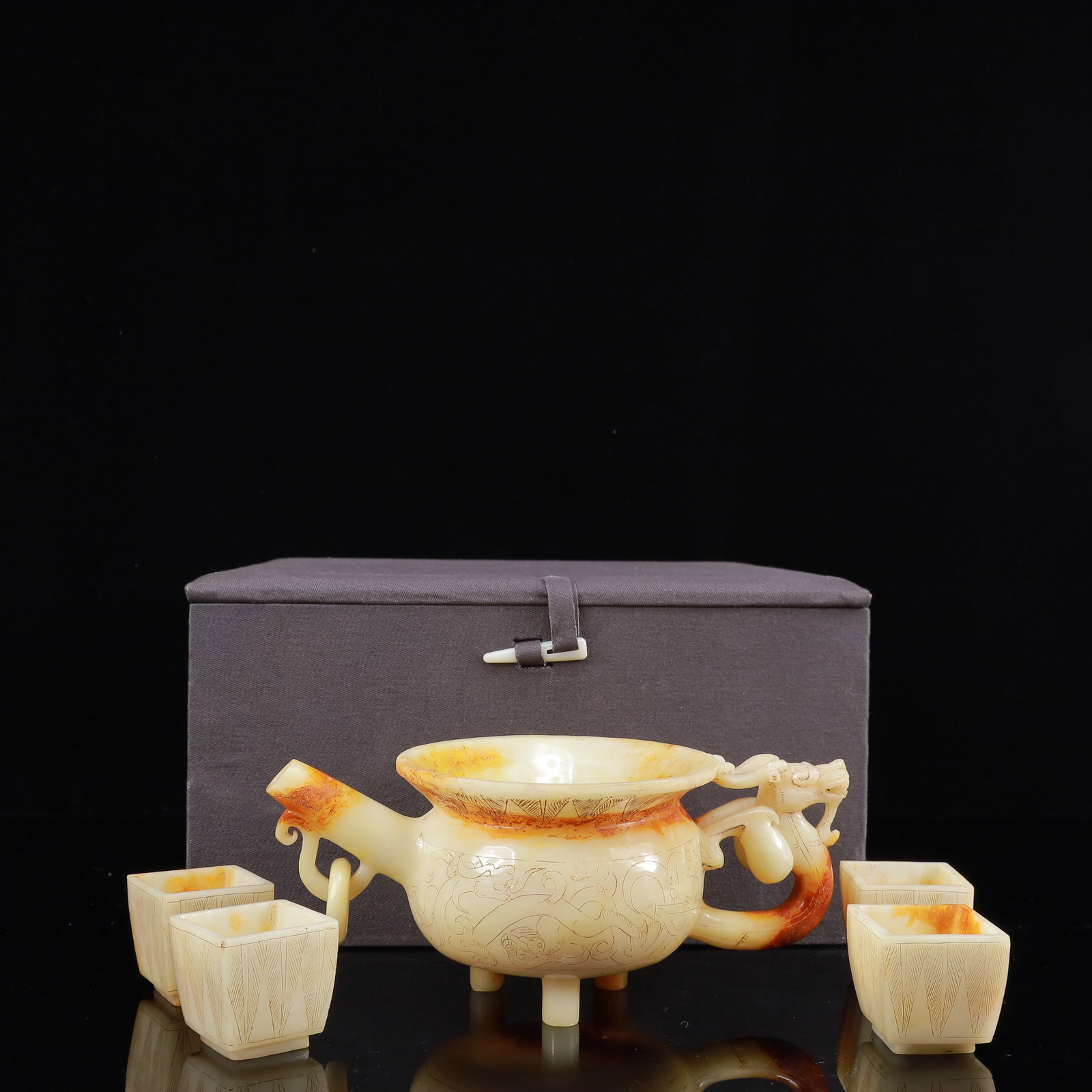 A Rare Ji Blue Glazed Enamel Painted Gold Flower and Fruit Pattern Vase: A Set of Fine White Jade Dragon Pattern Tripod Teapot and Cups,Qing Dynasty,China,Size:(Teapot)7.9inx4.3inx3.3in,(Cup)1.6inx1.6in,Weight:904g 一套白玉龙纹三&#