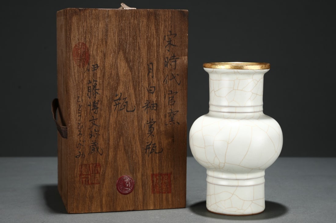 An Exquisite Beeswax Inlaid Silver Necklace: An Exquisite Display Vase, Guan-ware, Moon-white Glaze,Song Dynasty, China,Size:7.2inx4.5in 官窑月白釉赏瓶,中国宋代