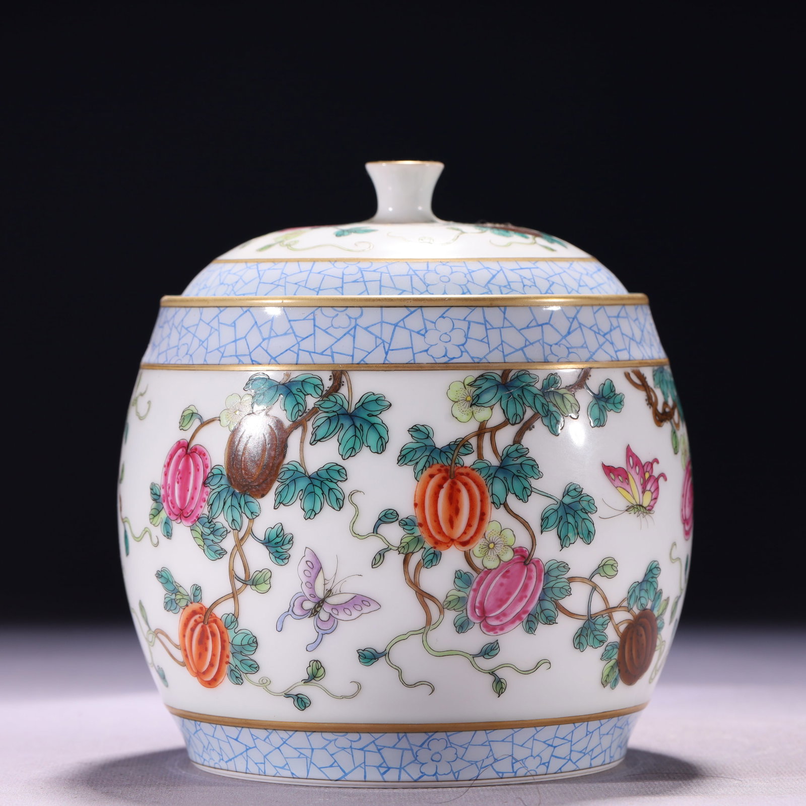 An Exquisite Sterling Silver Inlaid Jasper Bracelet: An Exquisite Famille-Rose Painted Gold Melon and Butterfly Pattern Jar with Cover,Qing Dynasty,China,Qianlong Four-character Mark,Size:5.1inx5.3in,Weight:624g