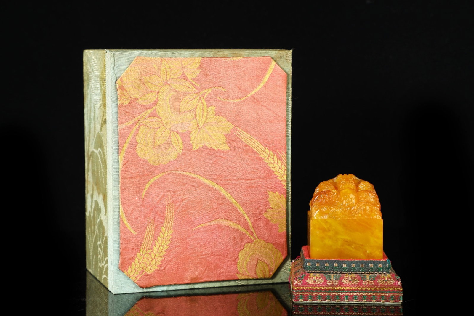 An Exquisite White Jade Phoenix Ornament: An Exquisite Tianhuang Stone Dragon Pattern Seal,Qing Dynasty, China,Deng An Mark,Size:2.4inx2.2in,Weight:354g 田黄石龙纹印章,中国清代