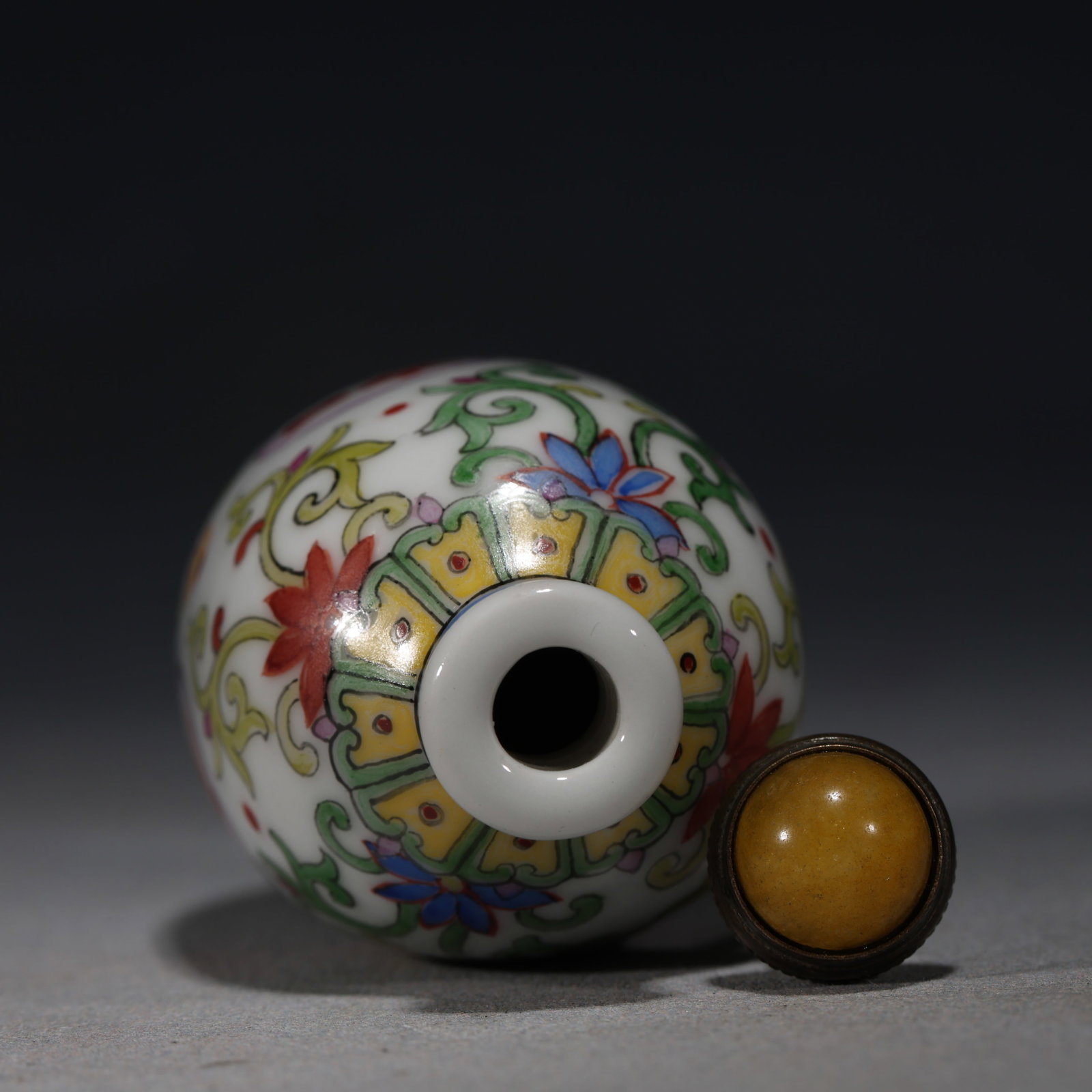 An Exquisite Famille-Rose Interlocking Flower Auspicious Ruyi Pattern Snuff Bottle - 4