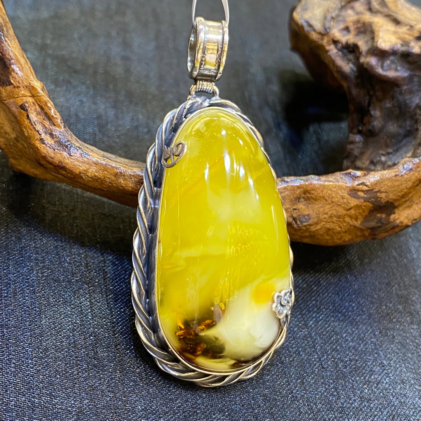 An Exquisite White Jade Dragon and Phoenix Pattern Vase,With Inscription: An Exquisite Beeswax Inlaid Silver Necklace,Size:30.3mm,Weight:20g 蜜蜡镶银项链