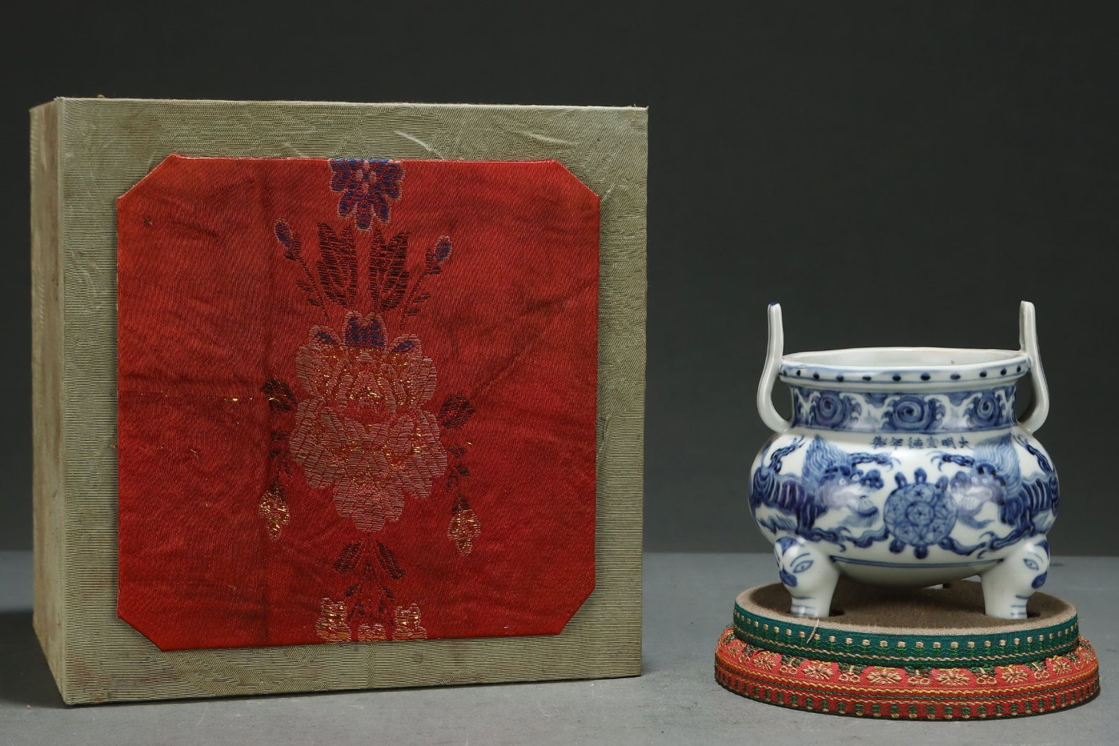 An Exquisite Blue and White Iron-Red Painted Gold Bats and Groud Pattern Gourd-Shaped Vase: An Exquisite Blue and White Lion Pattern Double-Ears Tripod Censer,Ming Dynasty,China,with Xuande Six-character Mark,Size:4.8inx4.6in 青花狮子纹双耳三&#