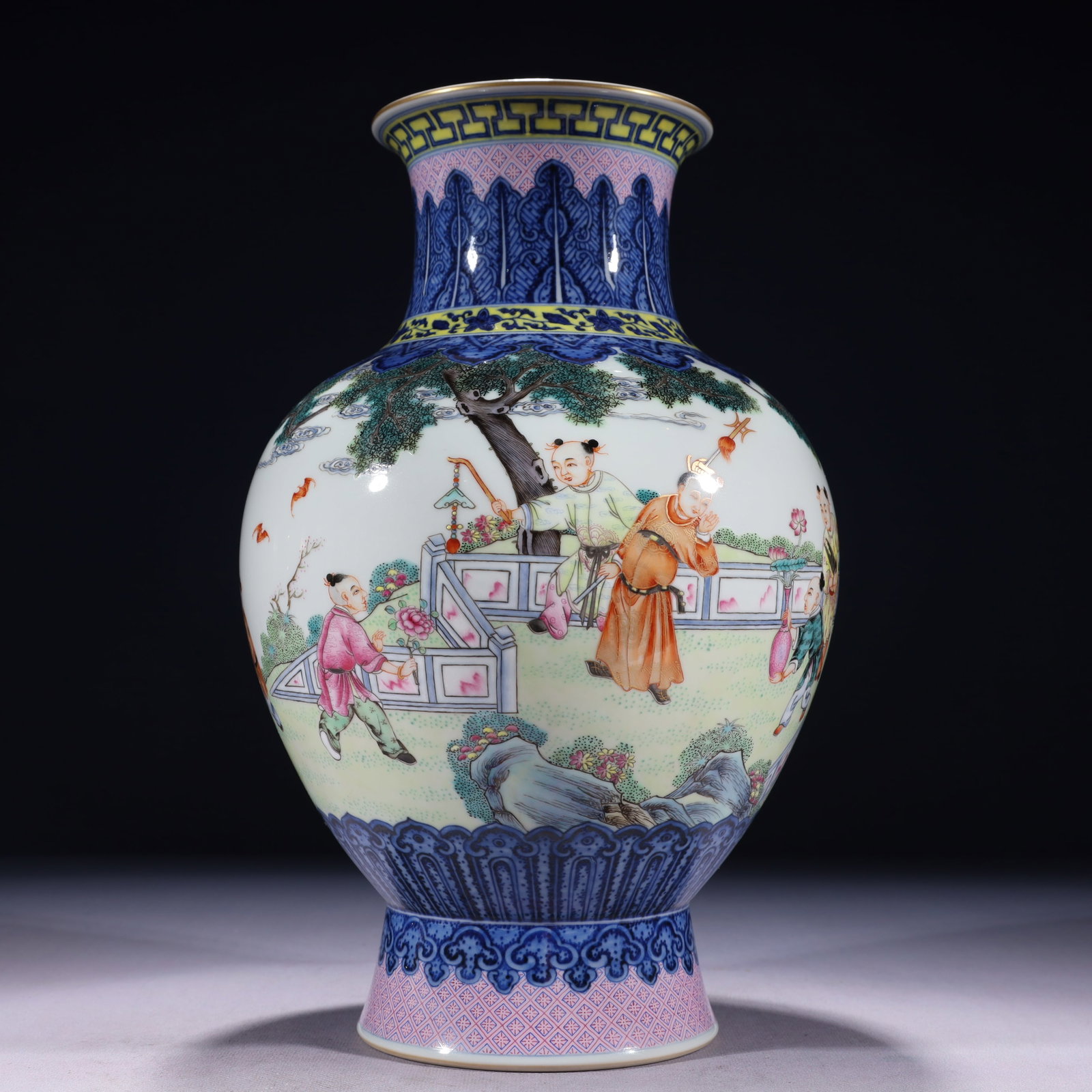 An Exquisite Beeswax Inlaid Silver Necklace: An Exquisite Blue and White Famille-Rose Painted Gold Character and Story Pattern Vase,Qing Dynasty,China,Qianlong Six-character Mark,Size:7.1inx12.6in,Weight:2600g 青花粉彩