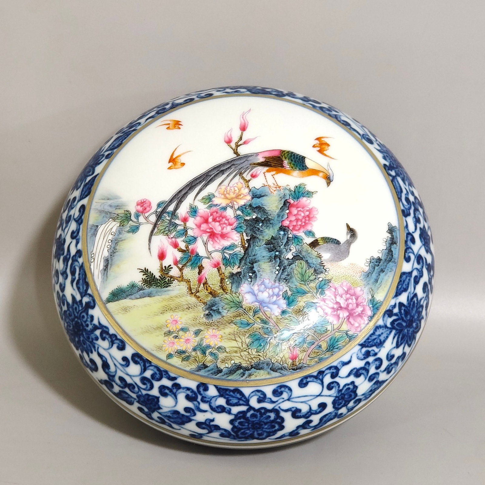 An Exquisite Sterling Silver-Gold Plated Inlaid Jasper Ring: An Exquisite Blue and White Famille-Rose Flower and Bird Pattern Box with Cover,Qing Dynasty,China,Qianlong Six-character Mark,Size:2.6inx5in 青花粉彩花鸟纹&#