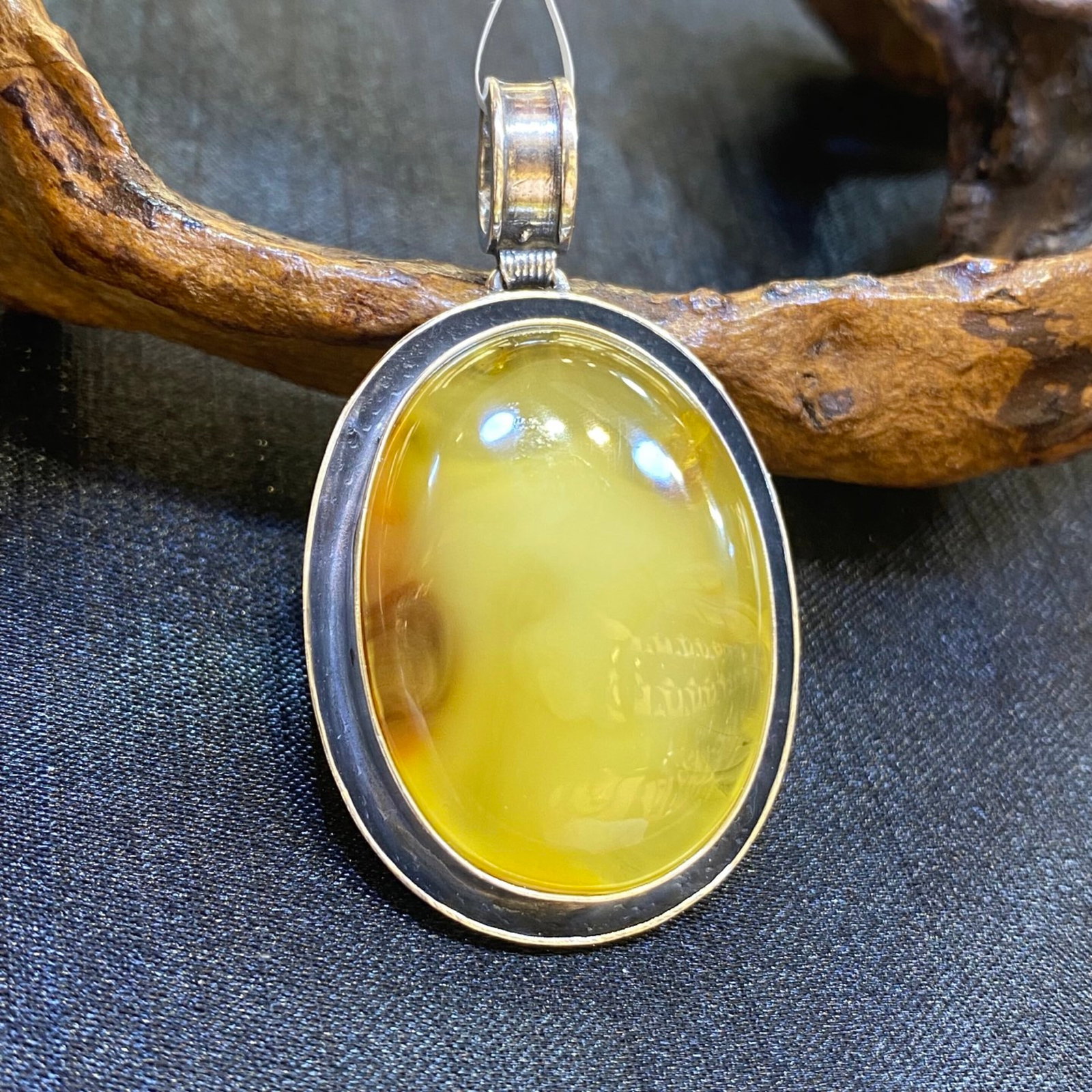 An Exquisite Yue yao Celadon Glazed Flower Pattern Brush Washer: An Exquisite Beeswax Inlaid Silver Necklace,Size:25.1mm,Weight:11.3g 蜜蜡镶银项链