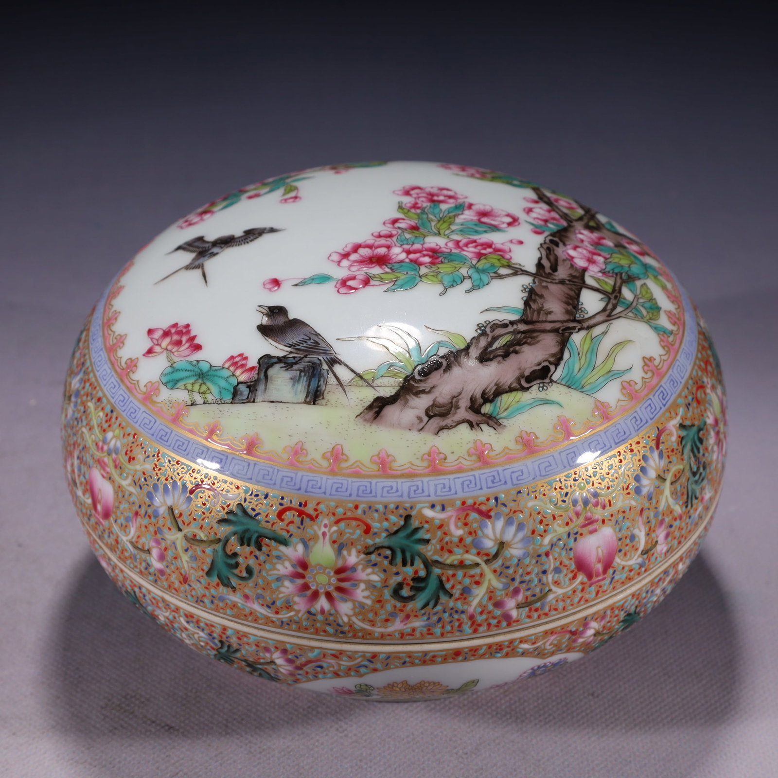 An Exquisite Sterling Silver-Gold Plated Inlaid White Jade Necklace: An Exquisite Famille-Rose Flower and Bird Pattern Box with Cover,Qing Dynasty,China,Qianlong Four-character Mark,Size:6.3inx4.7in,Weight:1000g 粉彩花鸟纹盖盒,