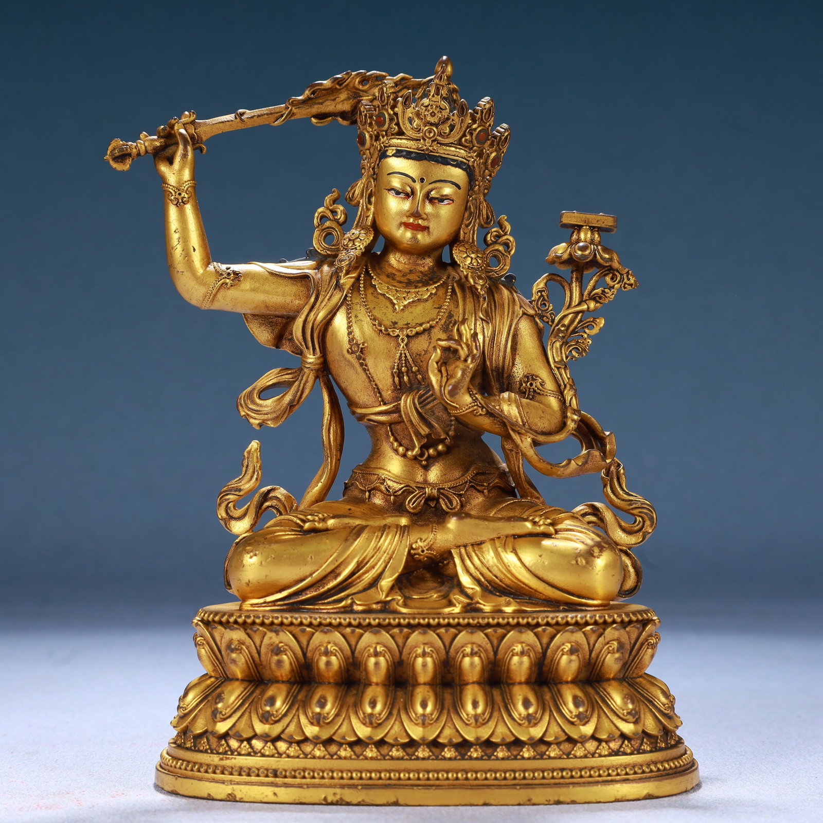 An Exquisite Famille-Rose Gold Ground Auspicious Cloud and Dragon Pattern Vase: A Solemn Gilt Bronze Statue of Manjusri,Qing Dynasty, China,Size:4.1inx3inx9.8in,Weight:650g 铜鎏金文殊菩萨像,中国清代