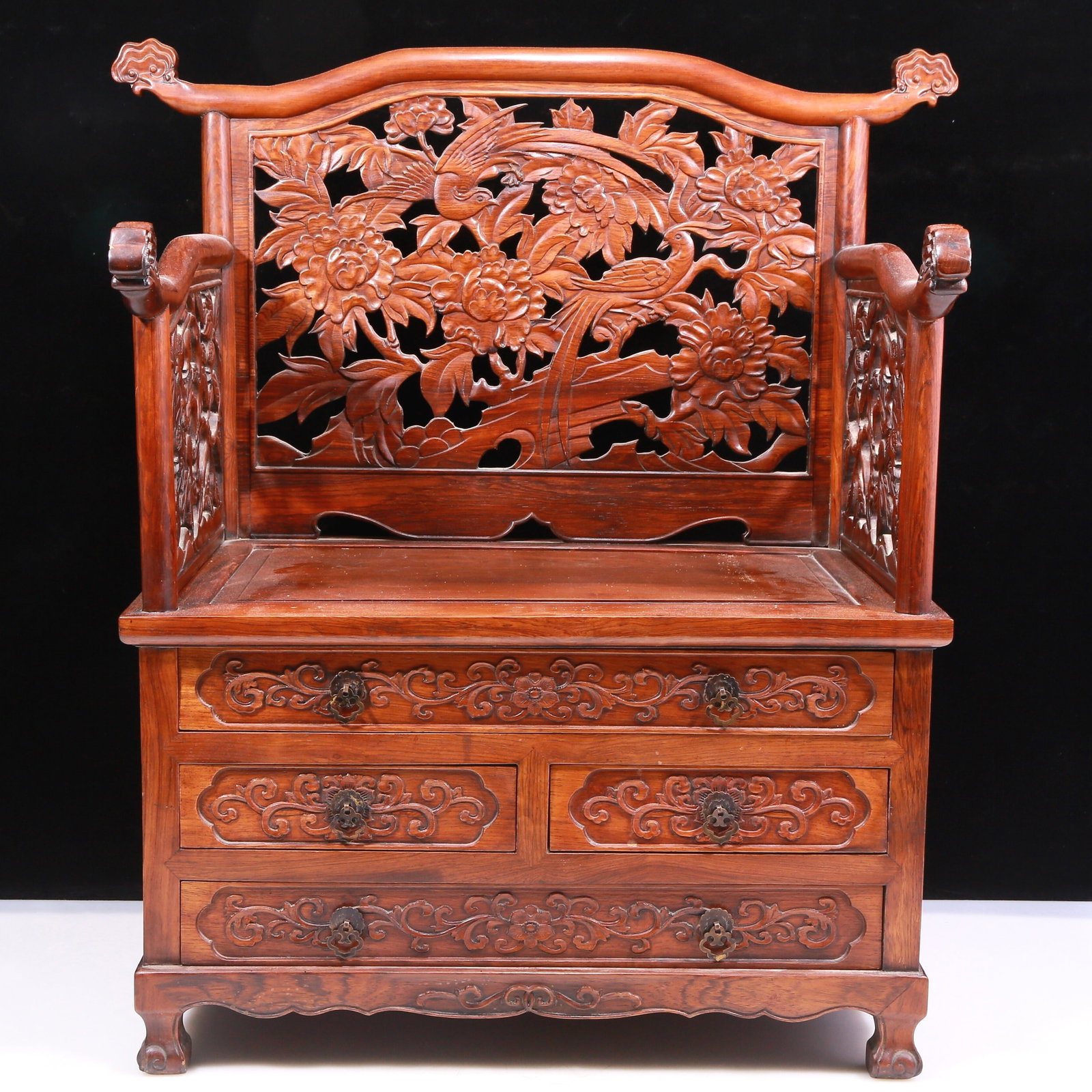 A fine turquoise green ground famille rose double-ruyi-handled vase with floral pattern: A Marvelous Huanghuali Wood 'Bird& Flower' Throne. Carved with leafy flowers and birds with detailed, fine feather incisions. Chinese Ming Dynasty. Size:25.4inx14.2inx28.3in. Weight:15170g 明