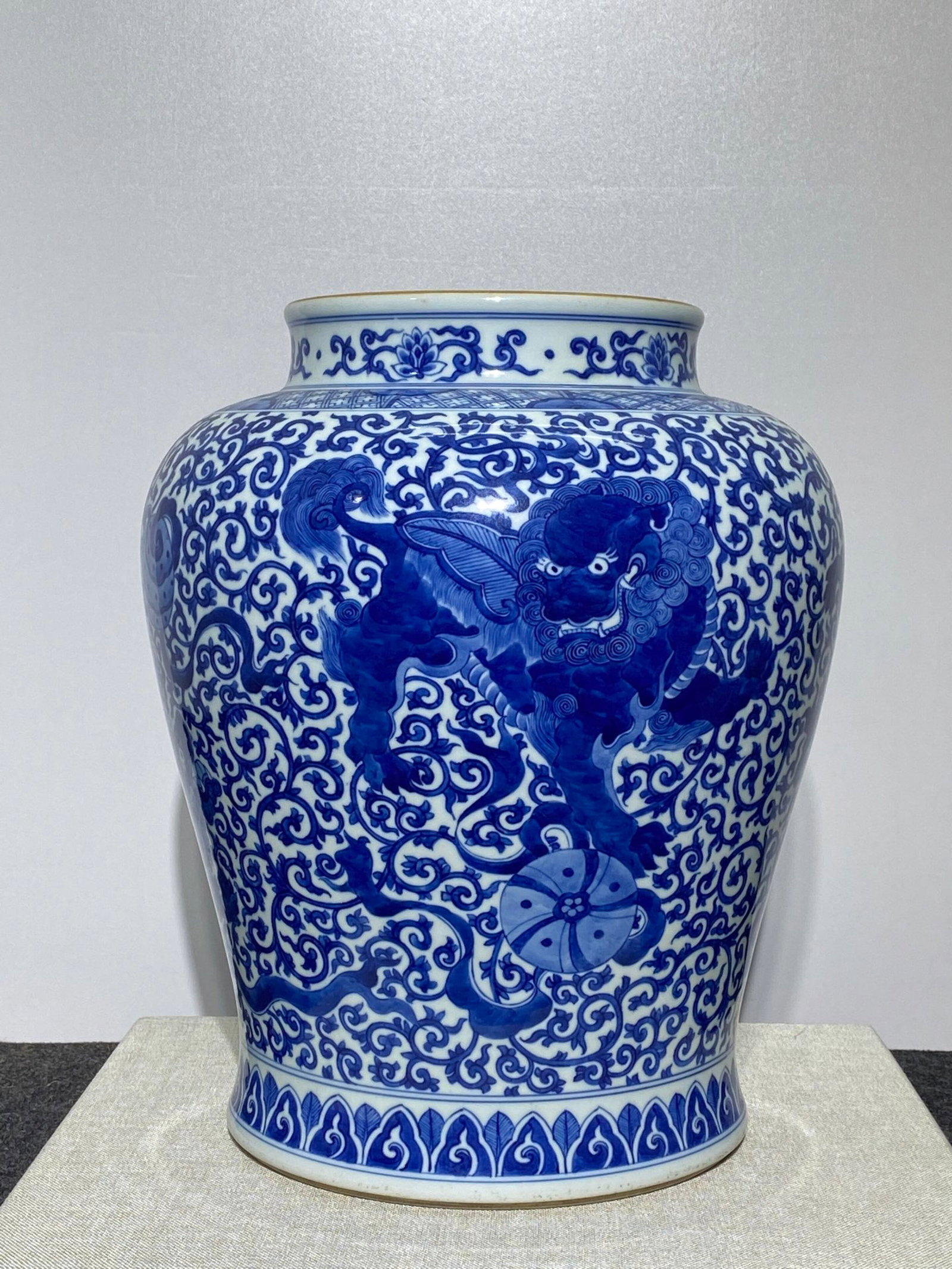 An Exquisite White Jade Horse Pattern Pendant: A Rare Blue and White Lion Pattern Jar,Qing Dynasty,China,Kangxi Six-character Mark,Size:13inx11in 青花狮子纹罐,中国清代,康熙