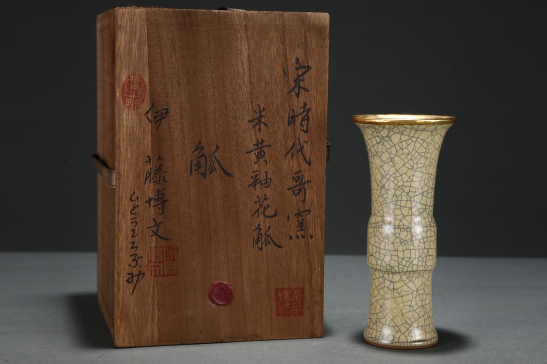 An Exquisite White Jade Figure Ornament: A Huge Gu-shaped Beaker Vase, Ge-ware, Rice-yellow Glaze,Song Dynasty, China,Size:7.6inx32.6in 哥窑米黄釉花觚,中国宋代