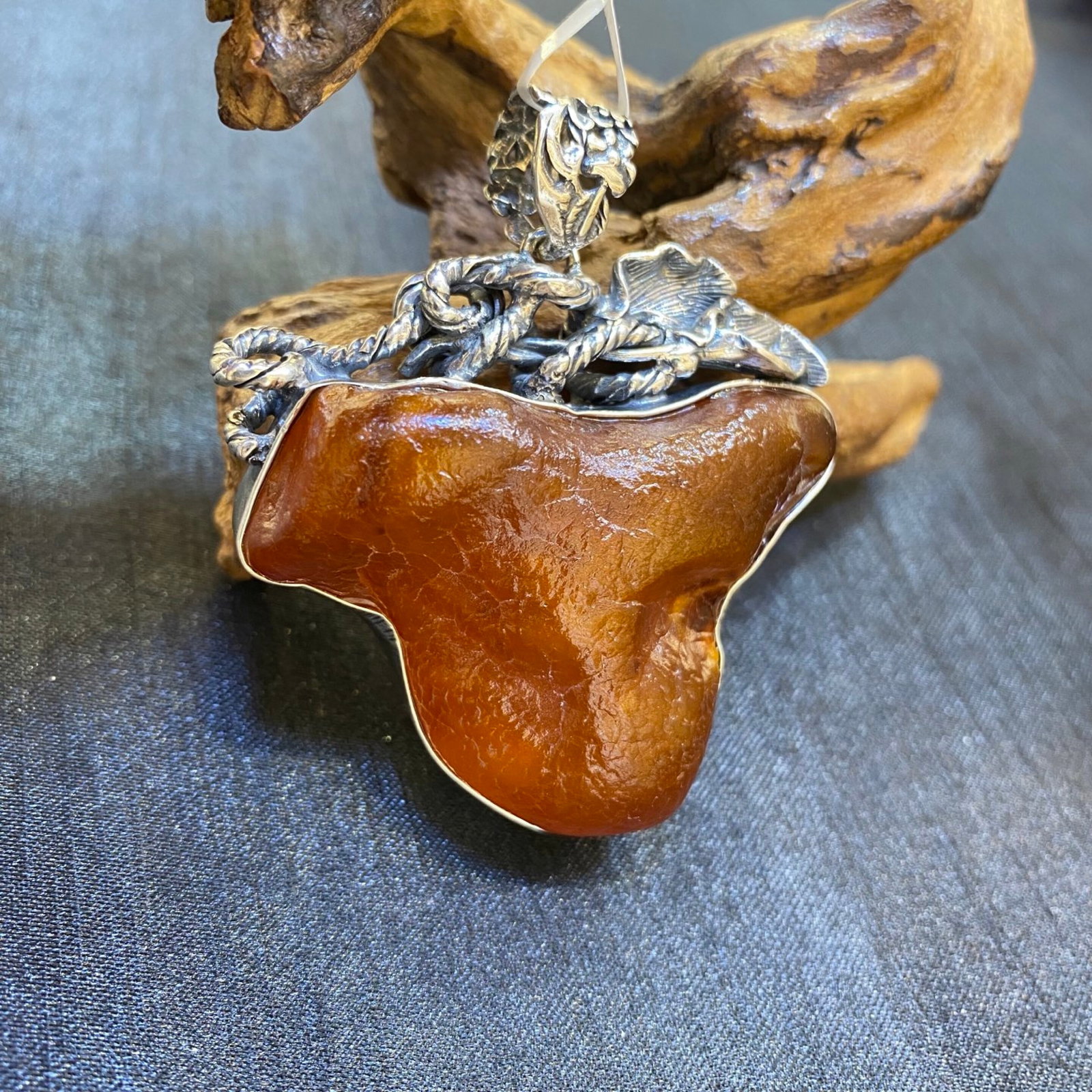 A Chinese Vertical Scroll Ink Painting of Figure on Paper: An Exquisite Beeswax Inlaid Silver Necklace,Size:53.2mm,Weight:38.5g 蜜蜡镶银项链
