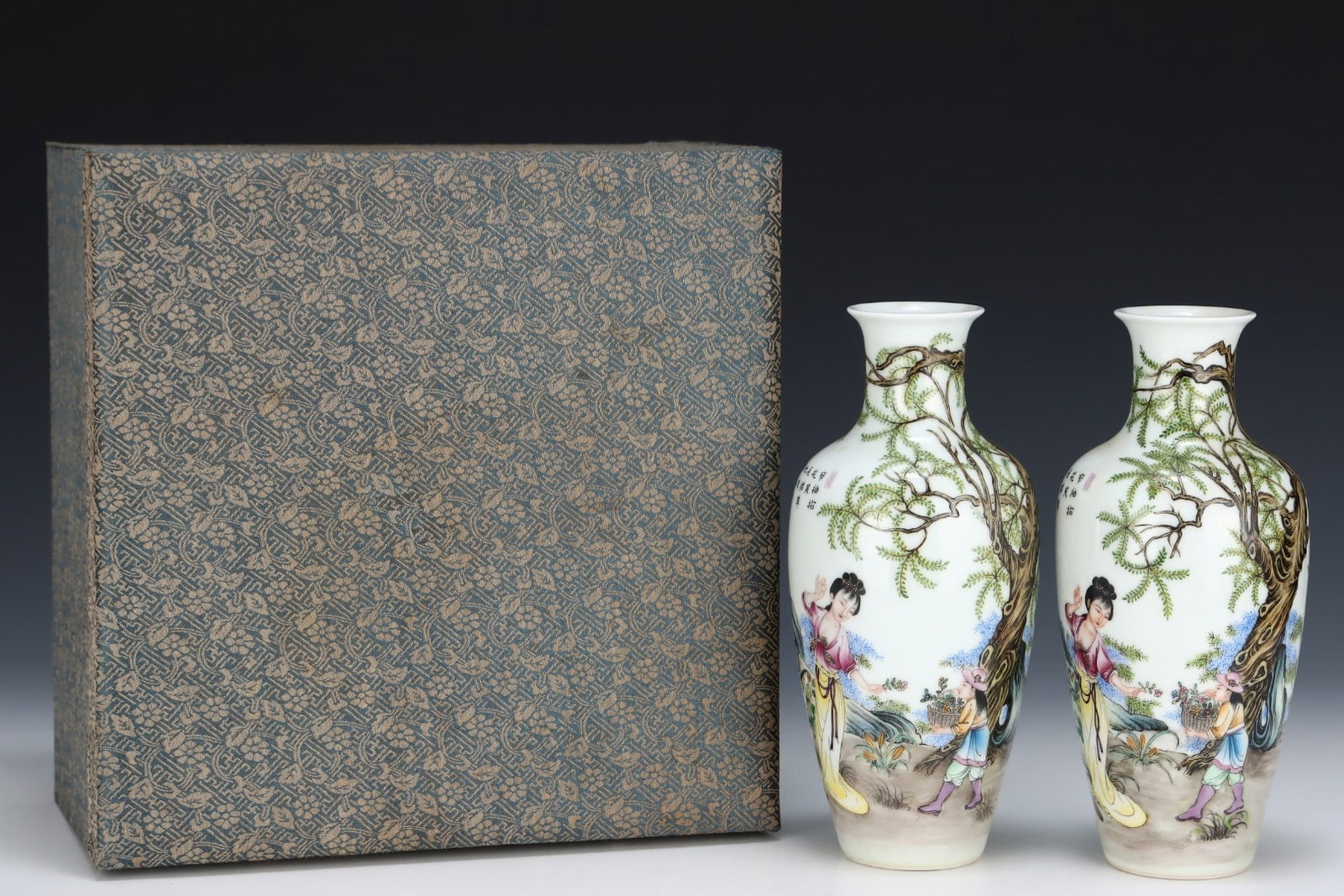 An Exquisite Famille-Rose Butterfly Pattern Cup: A Pair of Exquisite Famille-Rose Figure Pattern with poem Vase,Qing Dynasty,China,with Qianlong Four-character Mark,Size:8.9inx4.2in s一对粉彩人物纹带&#