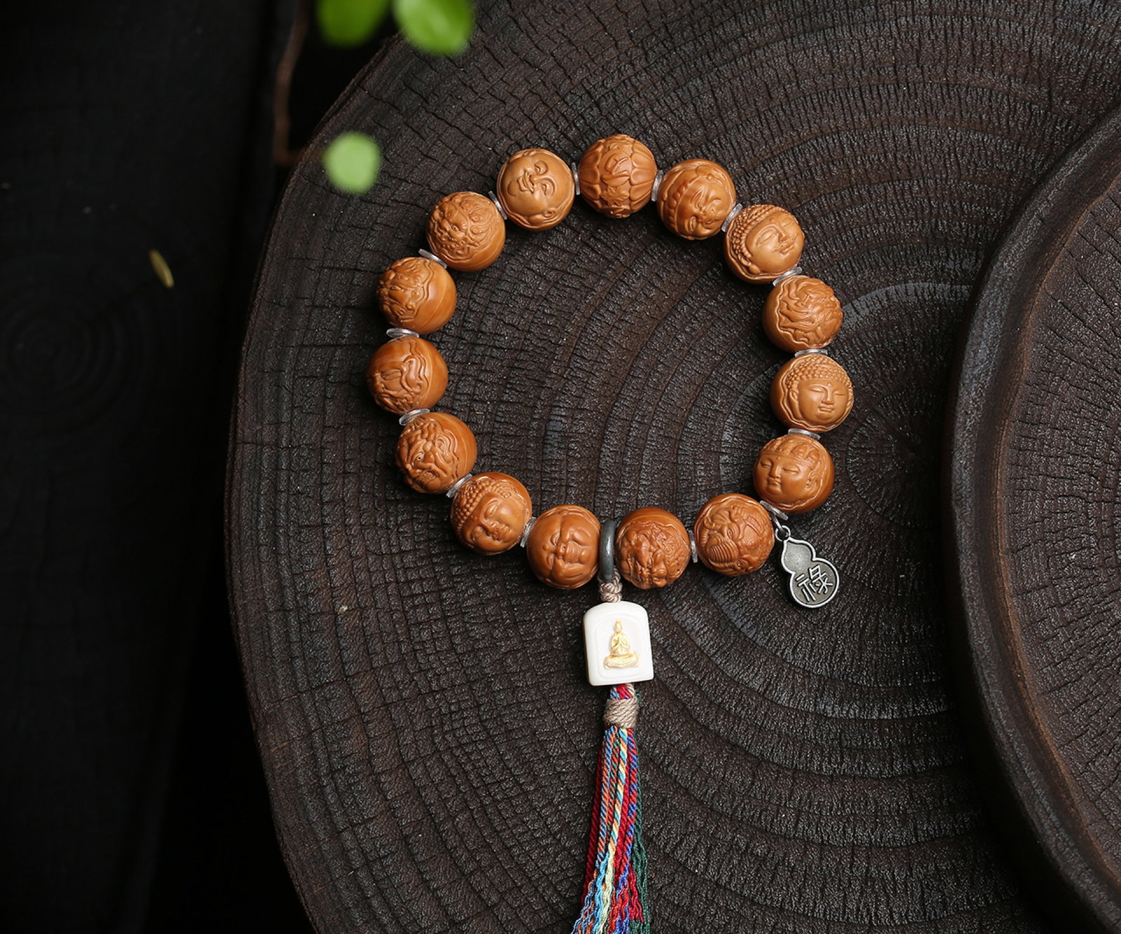 An Exquisite White Jade Cabbage Ornament: An Exquisite Walnut Buddha-Face Pattern Bracelets,Size:15mm,Weight:36g 核桃佛面纹手串