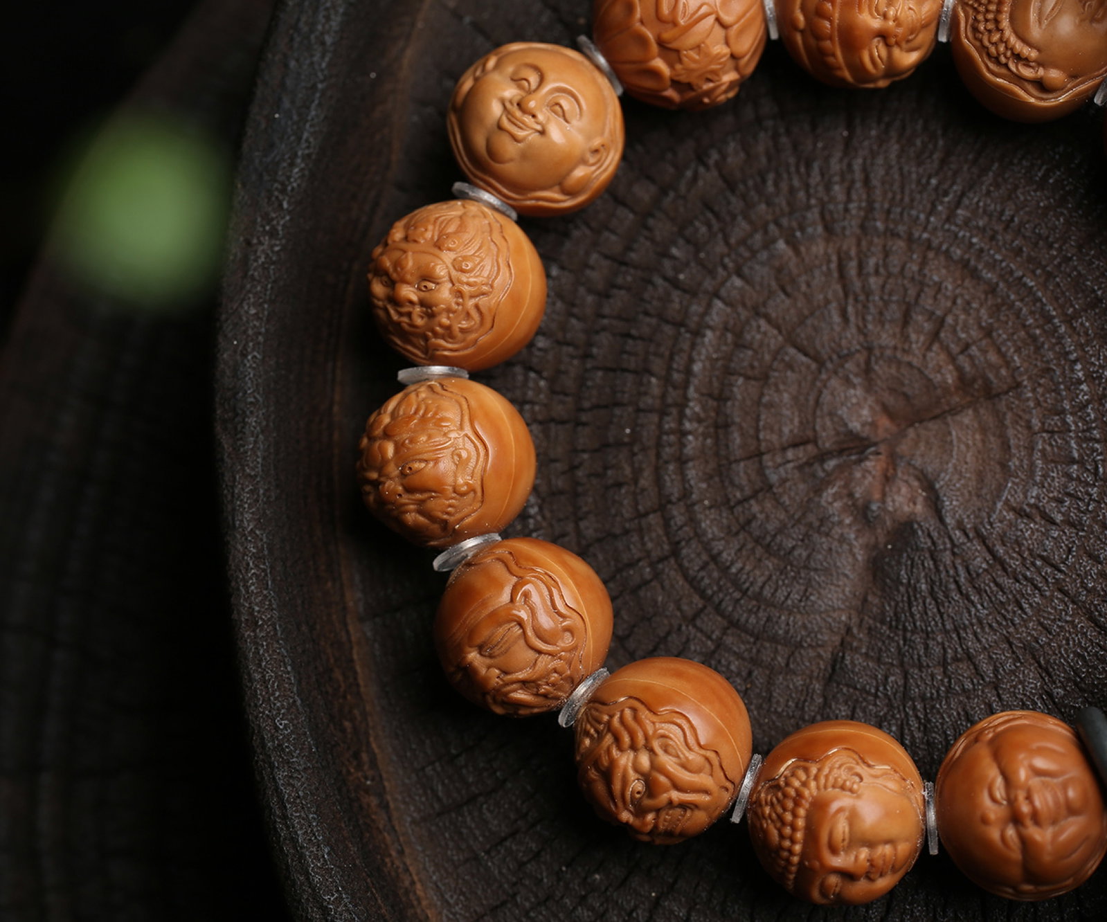 An Exquisite Walnut Buddha-Face Pattern Bracelets - 5