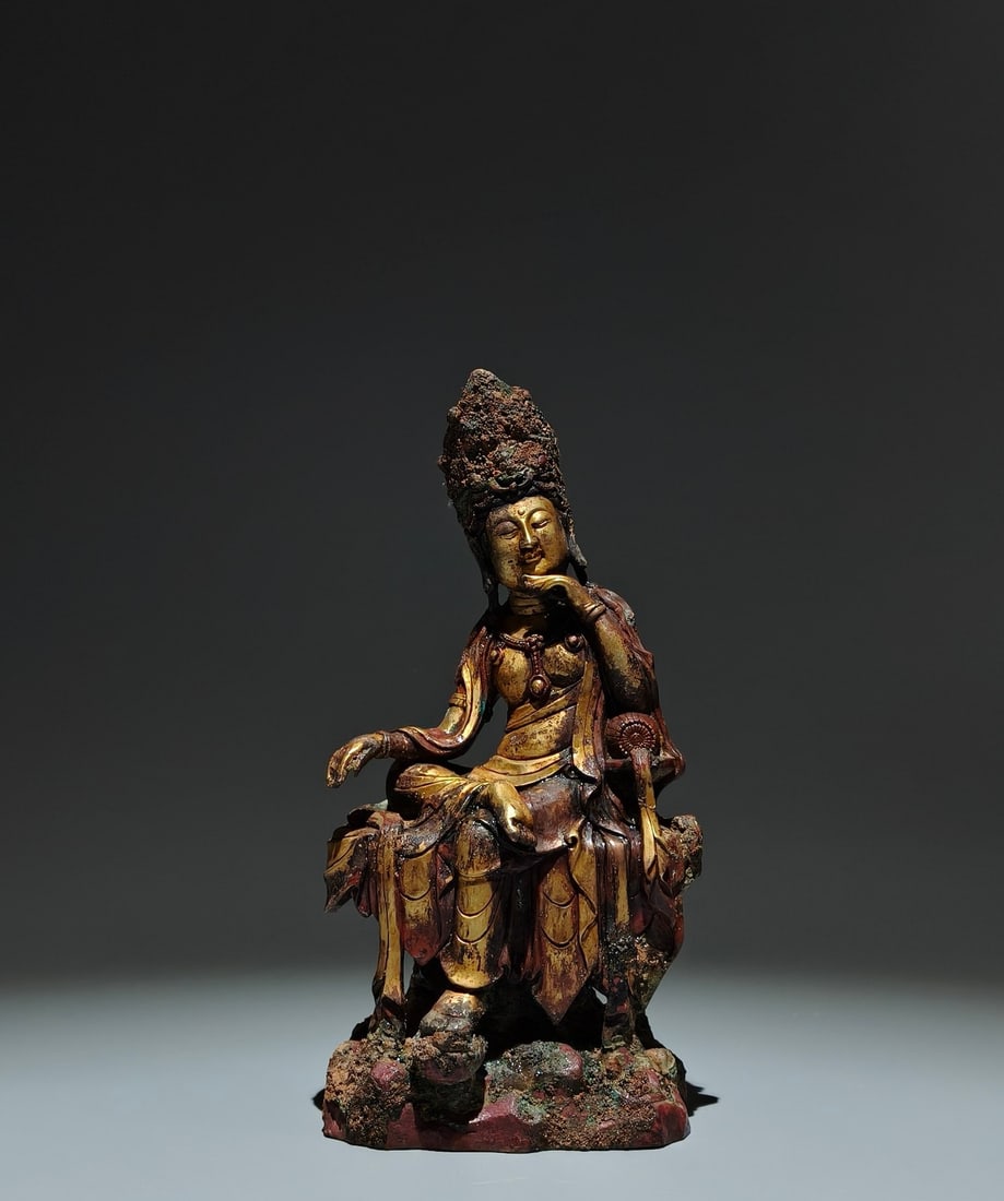An Exquisite Famille-Rose Eight Treasures Interlocking Flower Pattern Snuff Bottle: A Solemn Gilt Bronze Statue of Avalokitesvara,Tang Dynasty,China,Size:9.4inx4.7inx3.1in 铜鎏金观音像,中国唐代