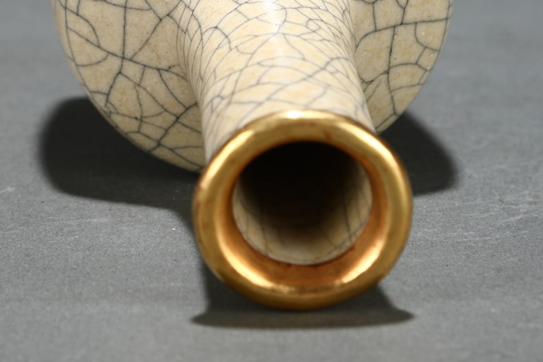 An Exquisite Paper-beater Vase, Ge-ware, Rice-yellow Glaze - 7