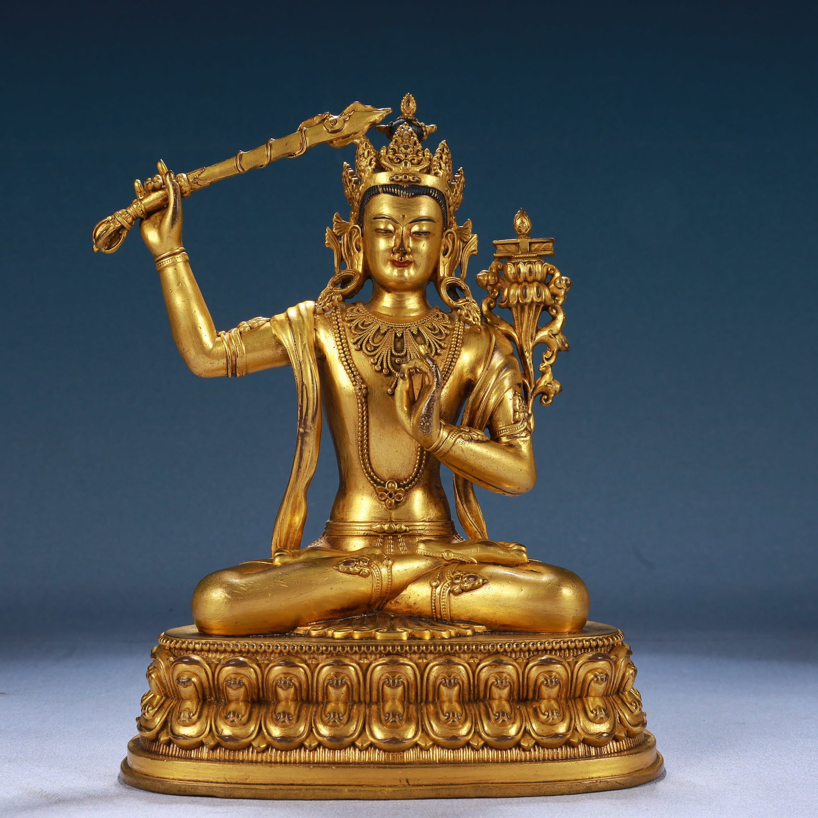 A Rare Cloisonne Auspicious Cloud and Dragon Pattern Jar with Cover: A Solemn Gilt Bronze Statue of Manjusri,Qing Dynasty, China,Qianlong Mark,Size:6.7inx1inx9.1in,Weight:2600g 铜鎏金文殊菩萨像,中国清