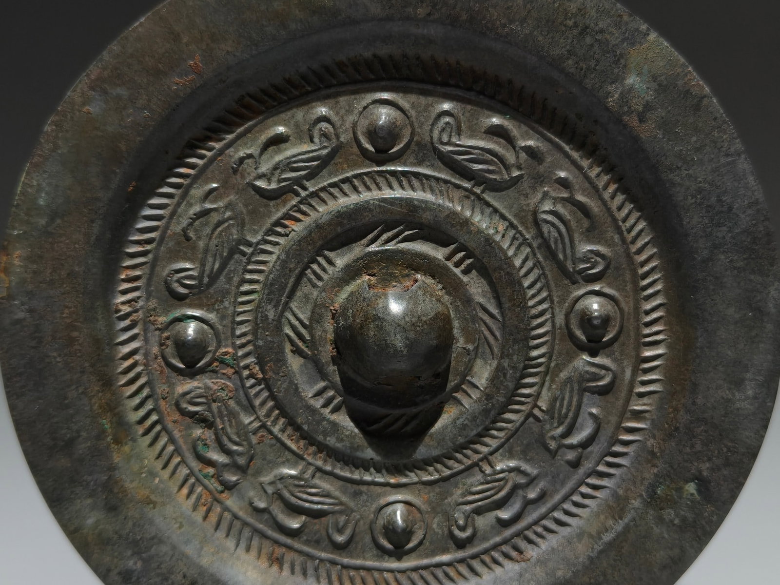 An Archaic Bronze Bird Pattern Round Mirror - 3