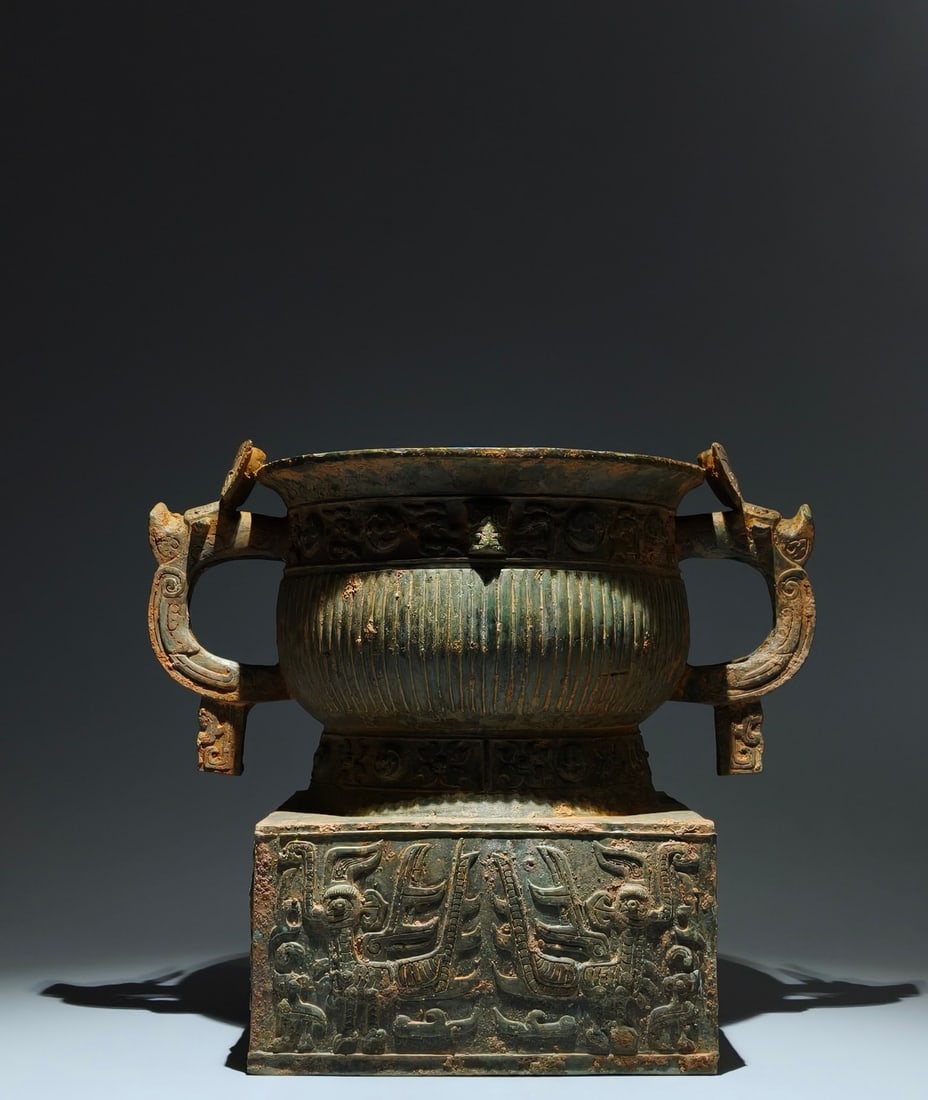 An Archaic Bronze Chi-Dragon Pattern Beast-Ears Food Vessel: An Archaic Bronze Chi-Dragon Pattern Beast-Ears Food Vessel,Sang Dynasty,China,Size:12.2inx13.8inx9.4in 青铜螭龙纹兽耳食器,中国商