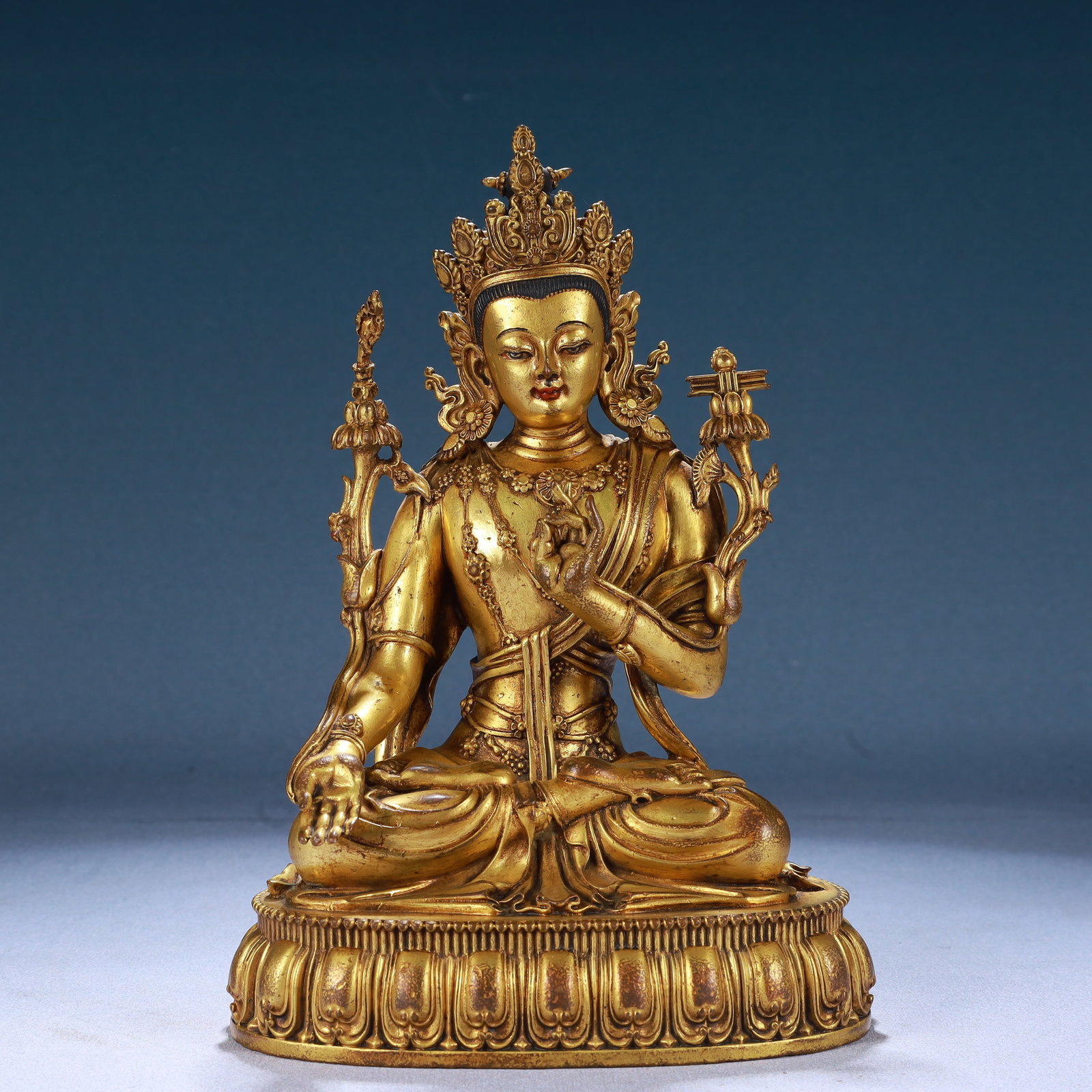 An Exquisite Bronze-Gold Plated Inlaid Green Jade Gourd Necklace,Inlaid Diamond: A Solemn Gilt Bronze Statue of Avalokitesvara,Qing Dynasty, China,Size:6.3inx4.7inx9.1in,Weight:2350g 铜鎏金观音像,中国清代