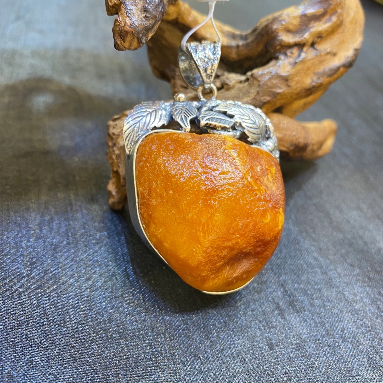 An Rare Tang Tri-Color Glazed Pottery Horse Ornament: An Exquisite Beeswax Inlaid Silver Necklace,Size:41mm,Weight:34.9g 蜜蜡镶银项链