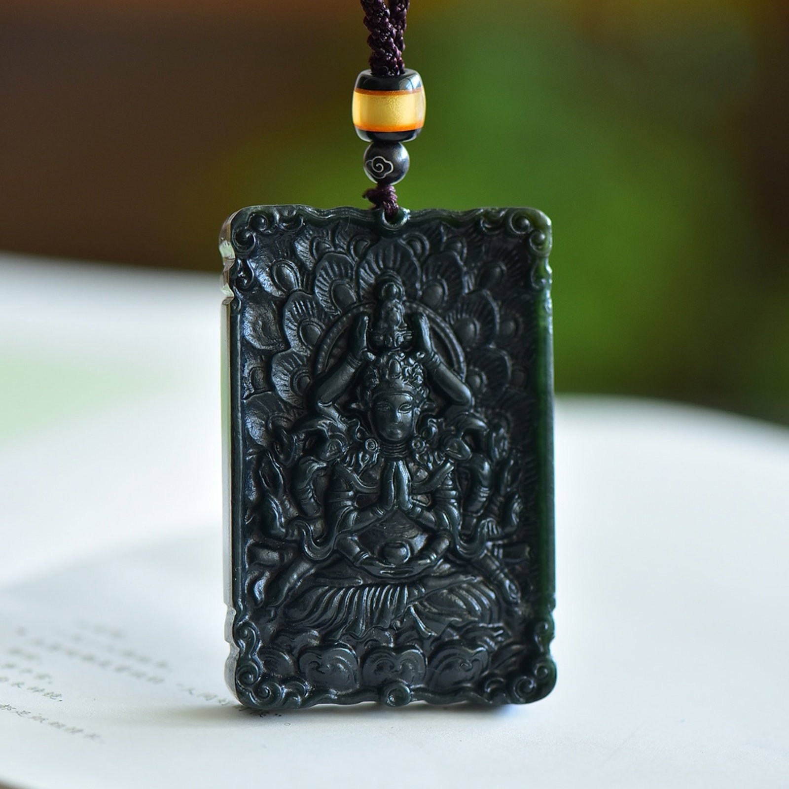 An Exquisite Gilt Bronze Inlaid White Jade Landscape and Figure Pattern Table Screen,Inlaid Gems and: An Exquisite Sapphire Avalokitesvara Pattern Pendant,Size:66mmx45mmx10mm 青玉观音像纹吊坠