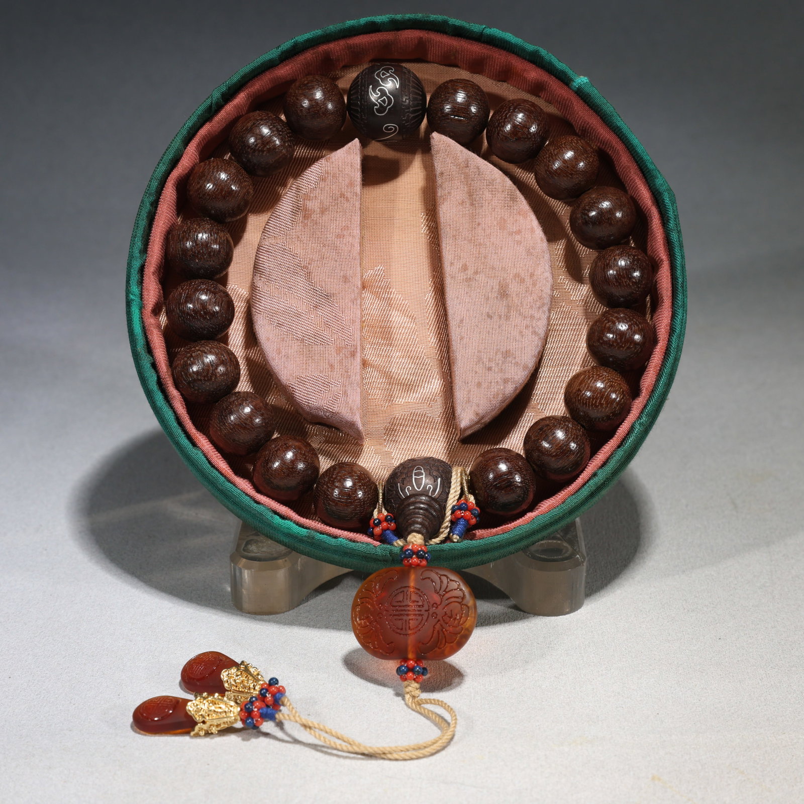 An Exquisite Sterling Silver Inlaid Jasper Ring,Inlaid Diamond: An Exquisite Eaglewood Bracelets,Qing Dynasty, China, Size:0.6in 精美的沉香木手串,中国清代
