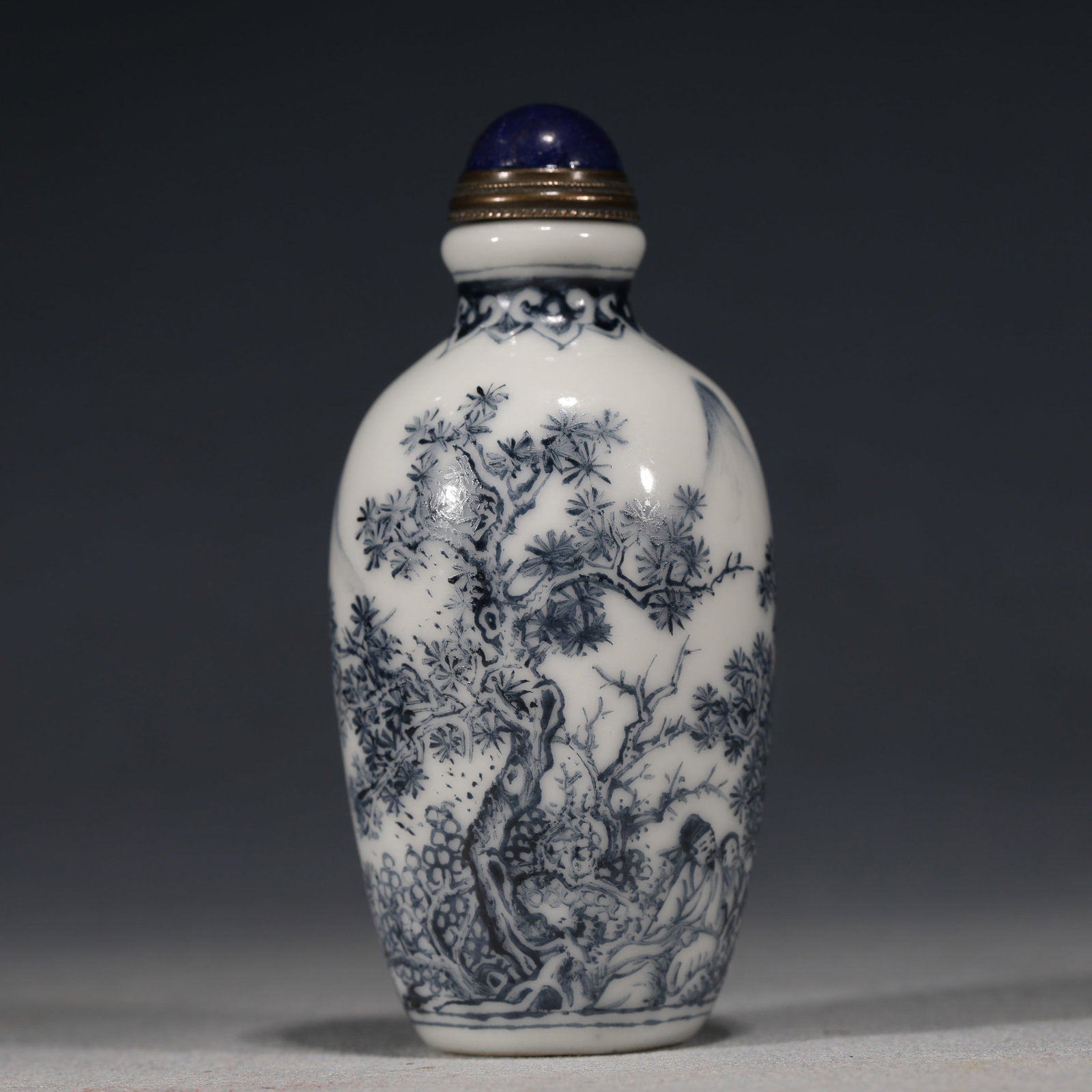 An Exquisite Archaic Jade Beast-Face Pattern Double-Ears Vase: An Exquisite Blue and White Figure Story Pattern Snuff Bottle,Qing Dynasty, China,Yongzheng Four-character Mark,Size:1.4in×1.4in×3.1in 青花人物故事图