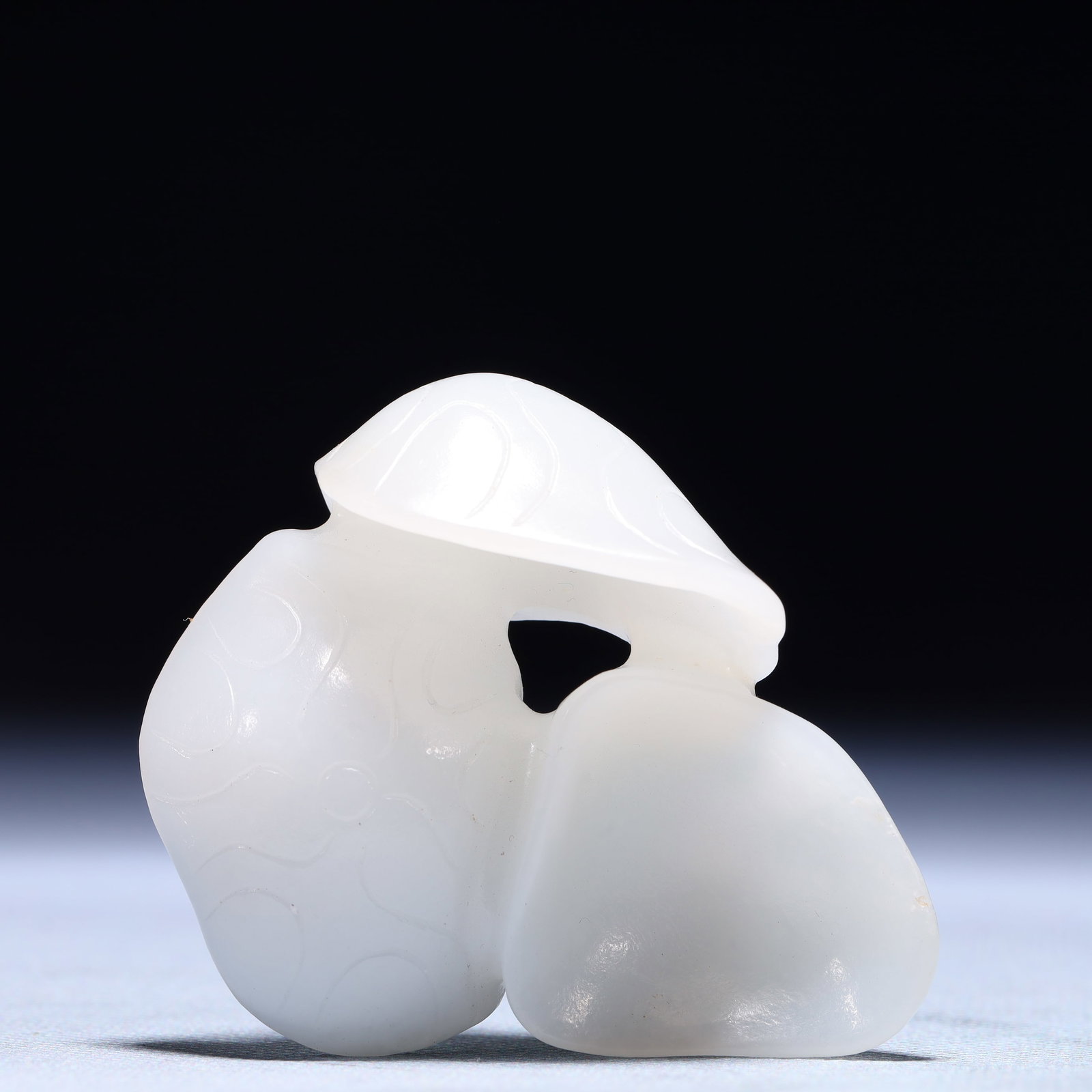 An Exquisite White Jade Brush Washer: An Exquisite White Jade Brush Washer,Qing Dynasty,China,Size:2.6inx2.2inx0.8in,Weight:48.7g 白玉笔洗,中国清代