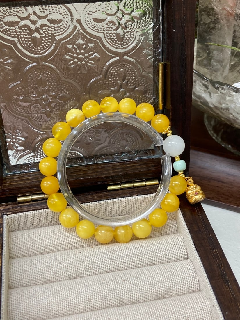 A Rare Famille-Rose Bats and Peach Pattern Vase: A finely carved bracelet composed of chicken-oil yellow amber beads (8mm) and white Hetian jade beads (10mm), accented with natural turquoise. The bracelet measures 8mm and 10mm in bead diameters. 