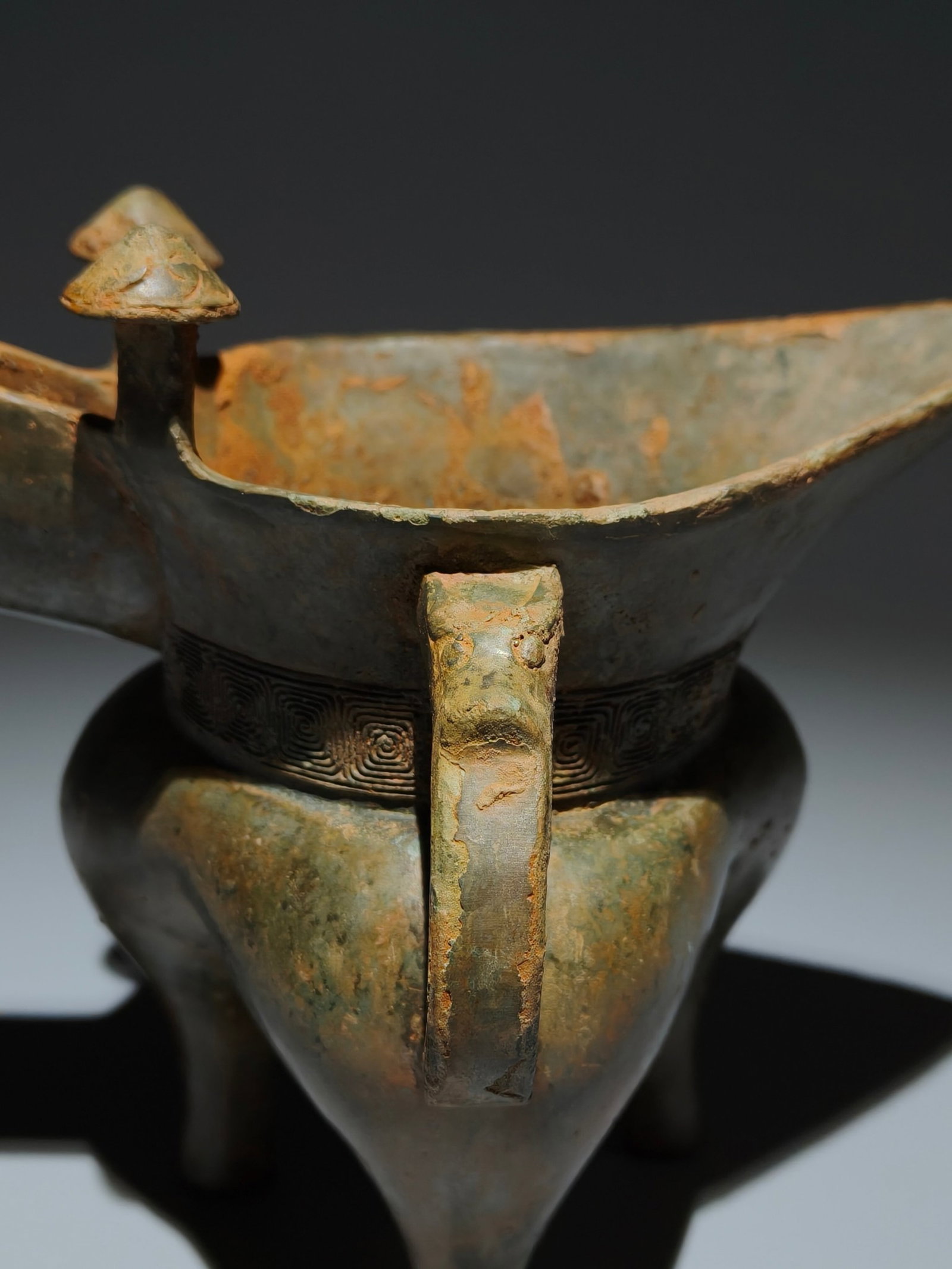 An Archaic Bronze Cloud and Thunder Pattern Tripod Goblet - 2