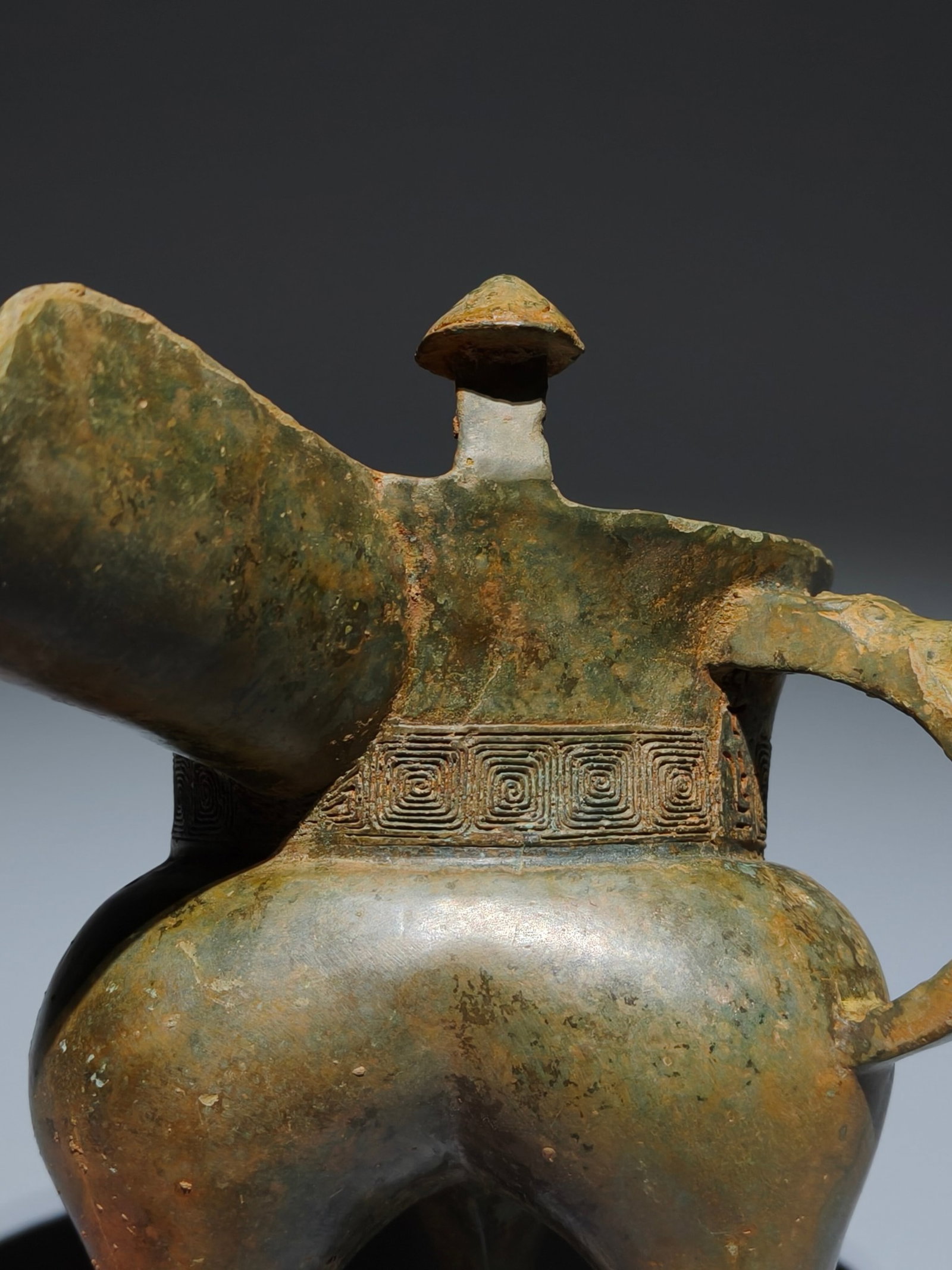 An Archaic Bronze Cloud and Thunder Pattern Tripod Goblet - 3