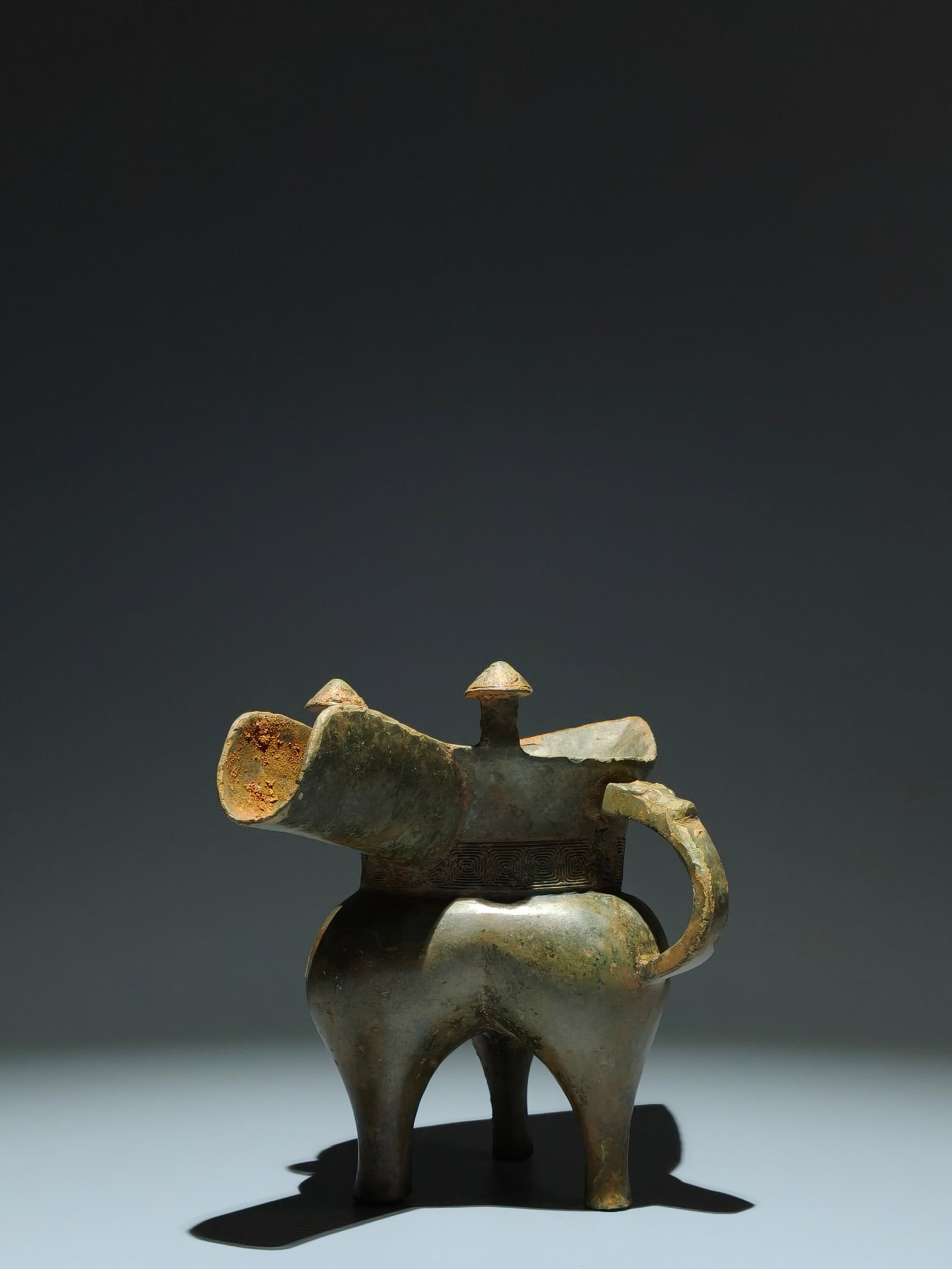 An Archaic Bronze Cloud and Thunder Pattern Tripod Goblet - 4