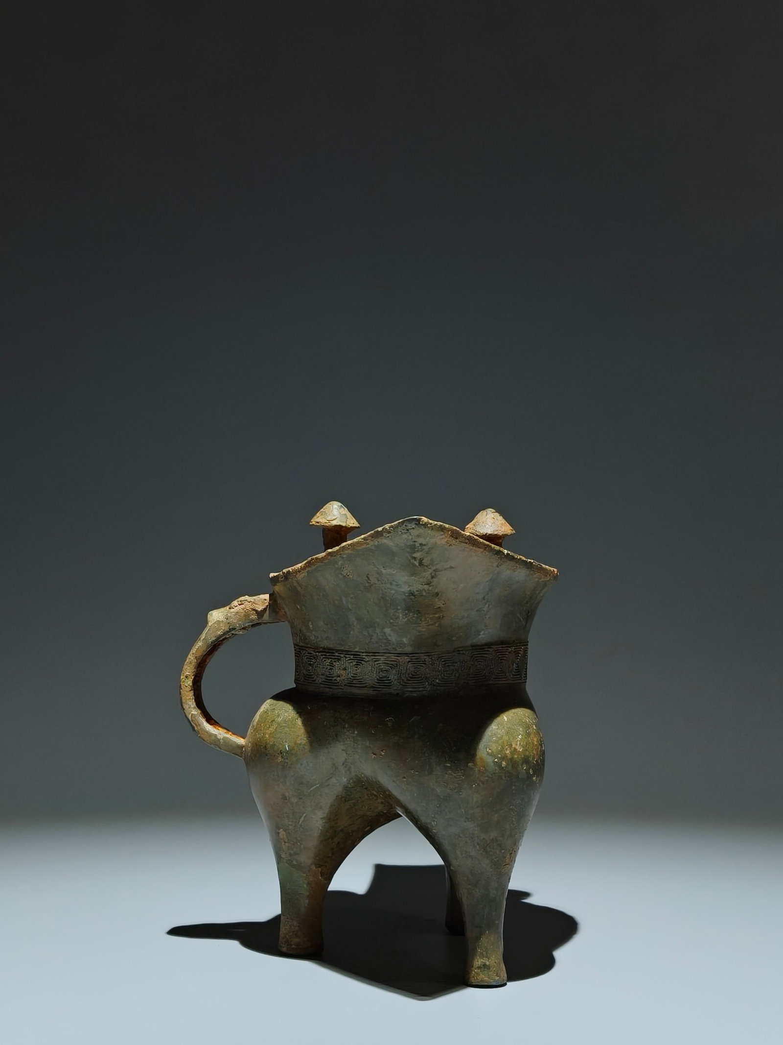 An Archaic Bronze Cloud and Thunder Pattern Tripod Goblet - 7