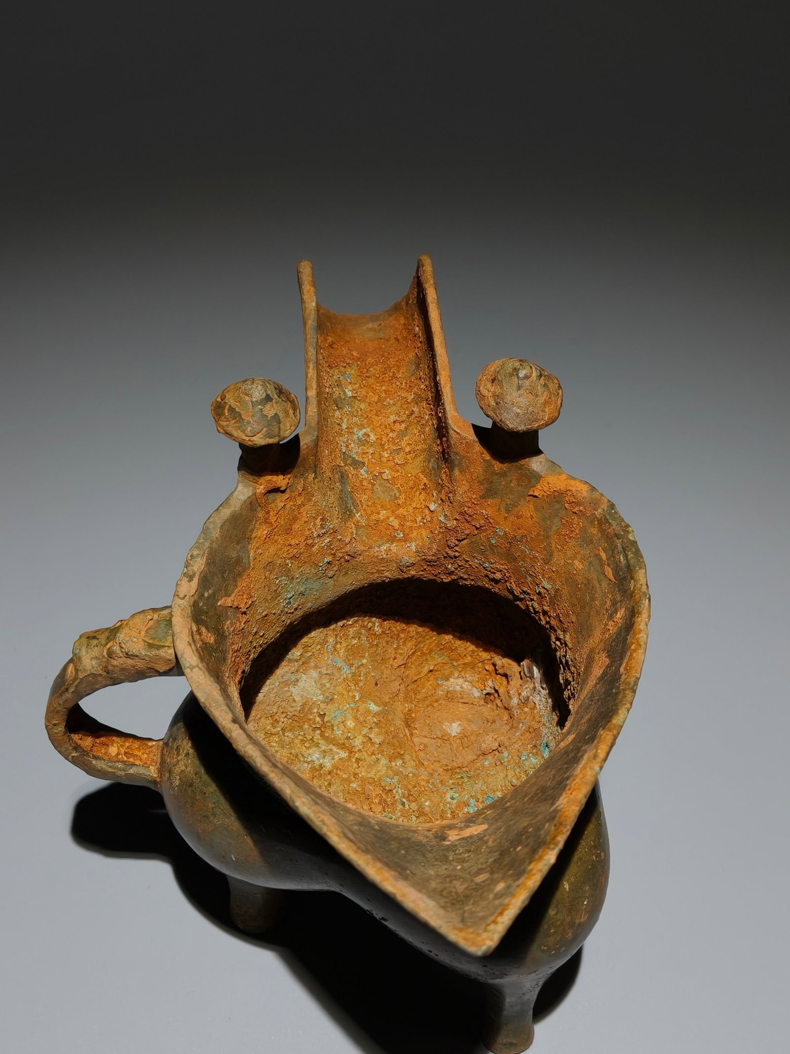 An Archaic Bronze Cloud and Thunder Pattern Tripod Goblet - 8