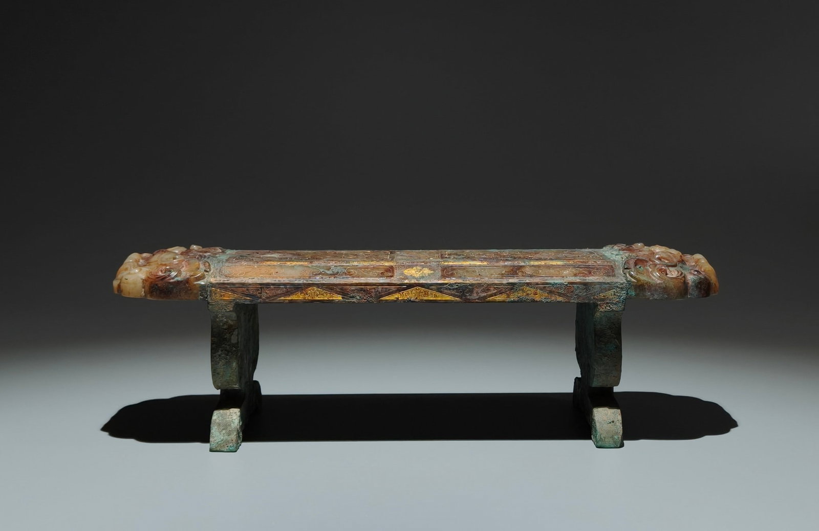 An Exquisite Ge yao Yellow Glazed Double-Ears and Tripod Censer,with an Imperial Poem by Emperor: An Archaic Bronze Inlaid White Jade Inlaid Gold and Silver Hollow Auspicious Beast Pattern Pillow,With Inscription,the Warring States period in China,Size:3.9inx12.6inx3.5in 青铜镶&#