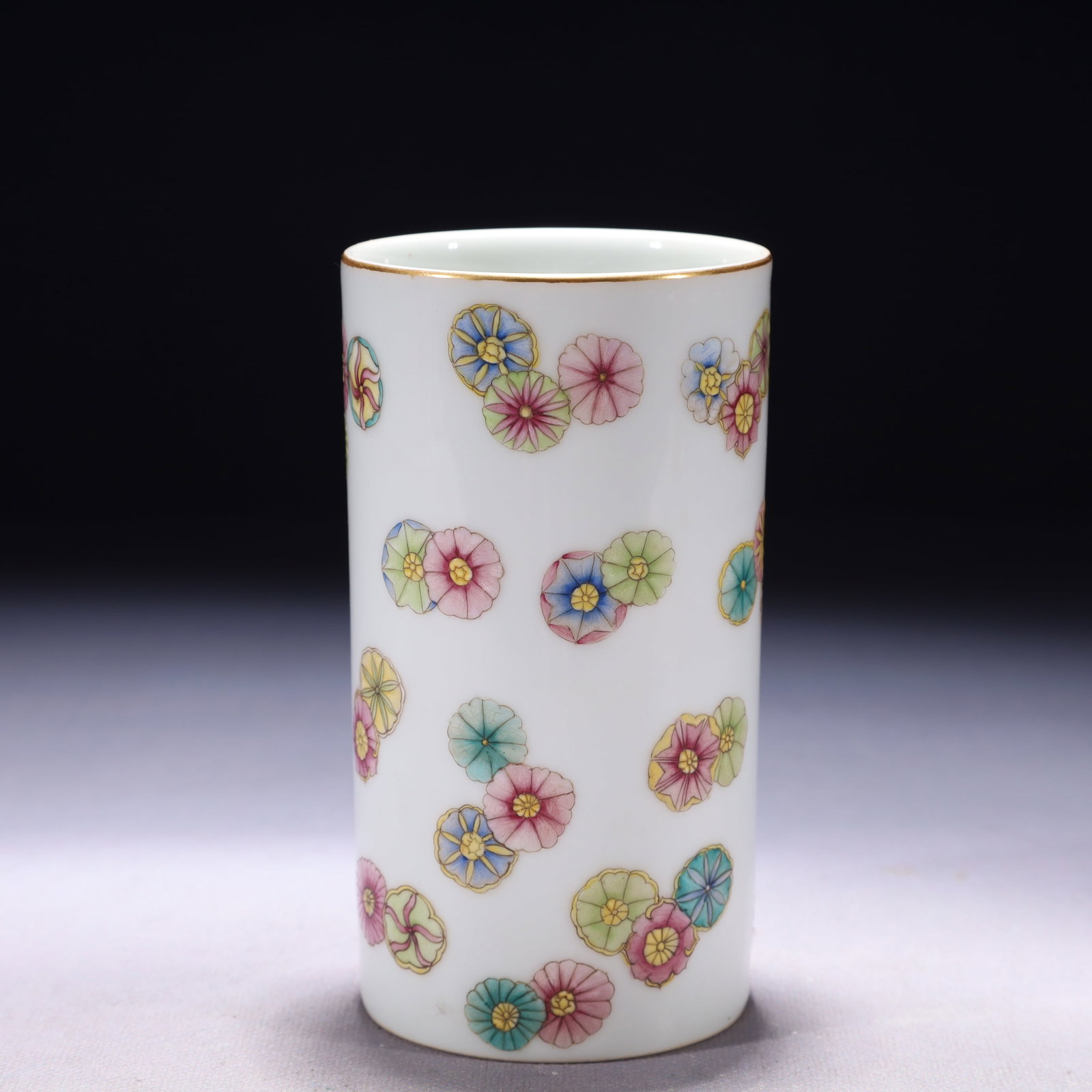 An Elaborate Blue And White Copper-Red 'Fish' Beast-Handled Korean Jar: An Exquisite Famille-Rose Painted Gold Flower Pattern Brush Pot,Qing Dynasty,China,Yongzheng Four-character Mark,Size:3inx5.5in,Weight:350g 粉彩描金花卉纹