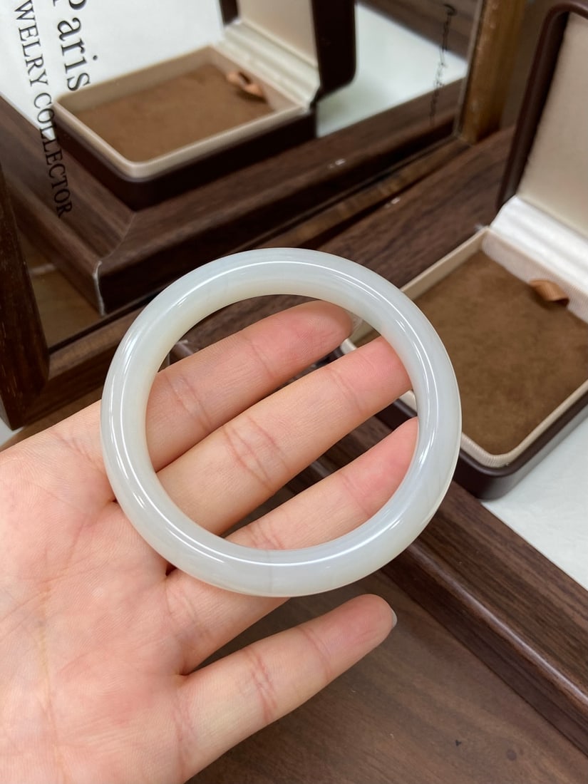 A Set of Fine White Jade Inlaid Gold Flower Pattern Bracelet,with White Jade Cover with Gold Dragon: A finely carved Hetian jade bangle of 'noubo' (glutinous-icy) white quality, of round form. The jade is of icy translucency with a warm, glutinous texture. The bangle measures 56mm in circumference wi