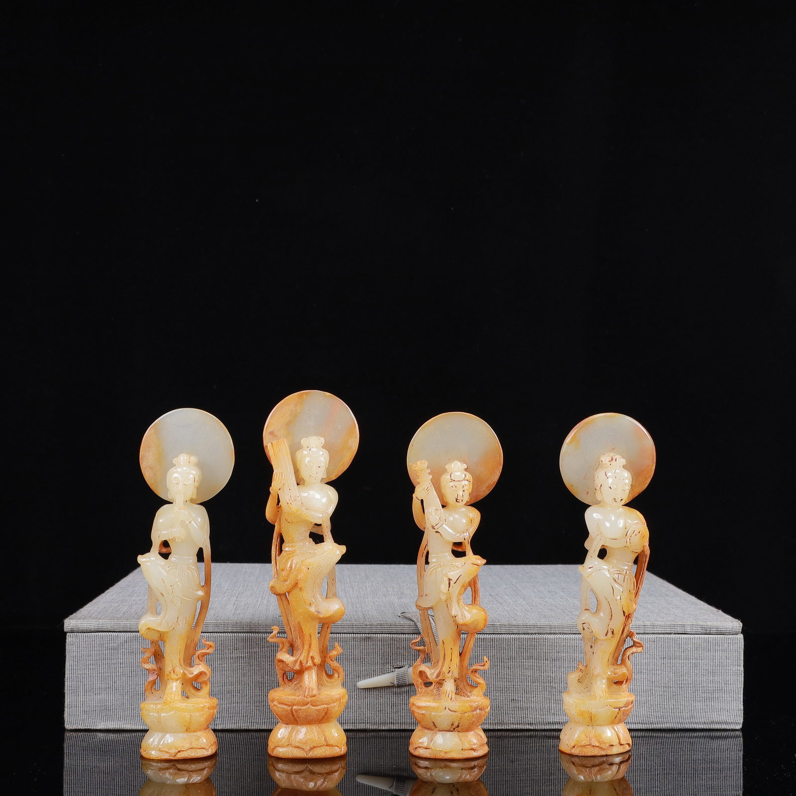 An Exquisite Cinnabar Gourd Pendant: A Set of Fine White Jade Figure Ornaments,Qing Dynasty,China,Size:1.8inx1inx6.7in,Weight:636g 一套白玉人物摆件,中国清代