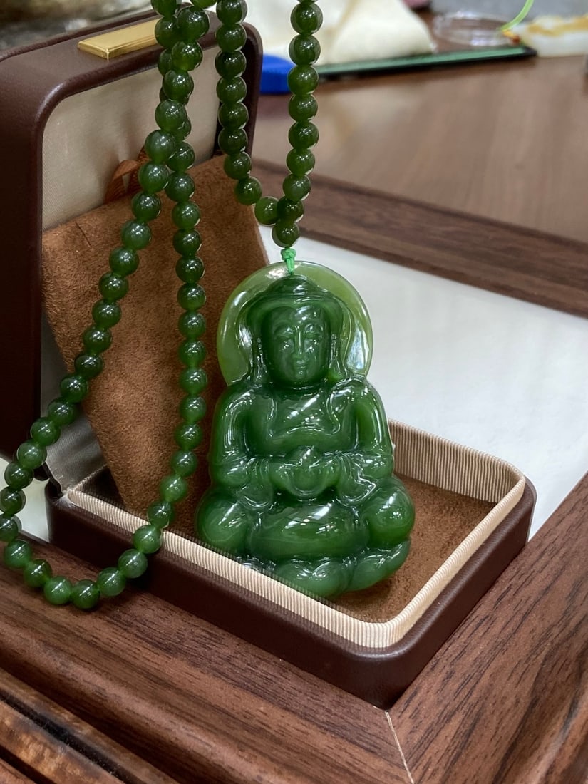 A Finely Carved Hetian Jade 'Spinach-Green' 'Guanyin' Plaque Pendant - 2