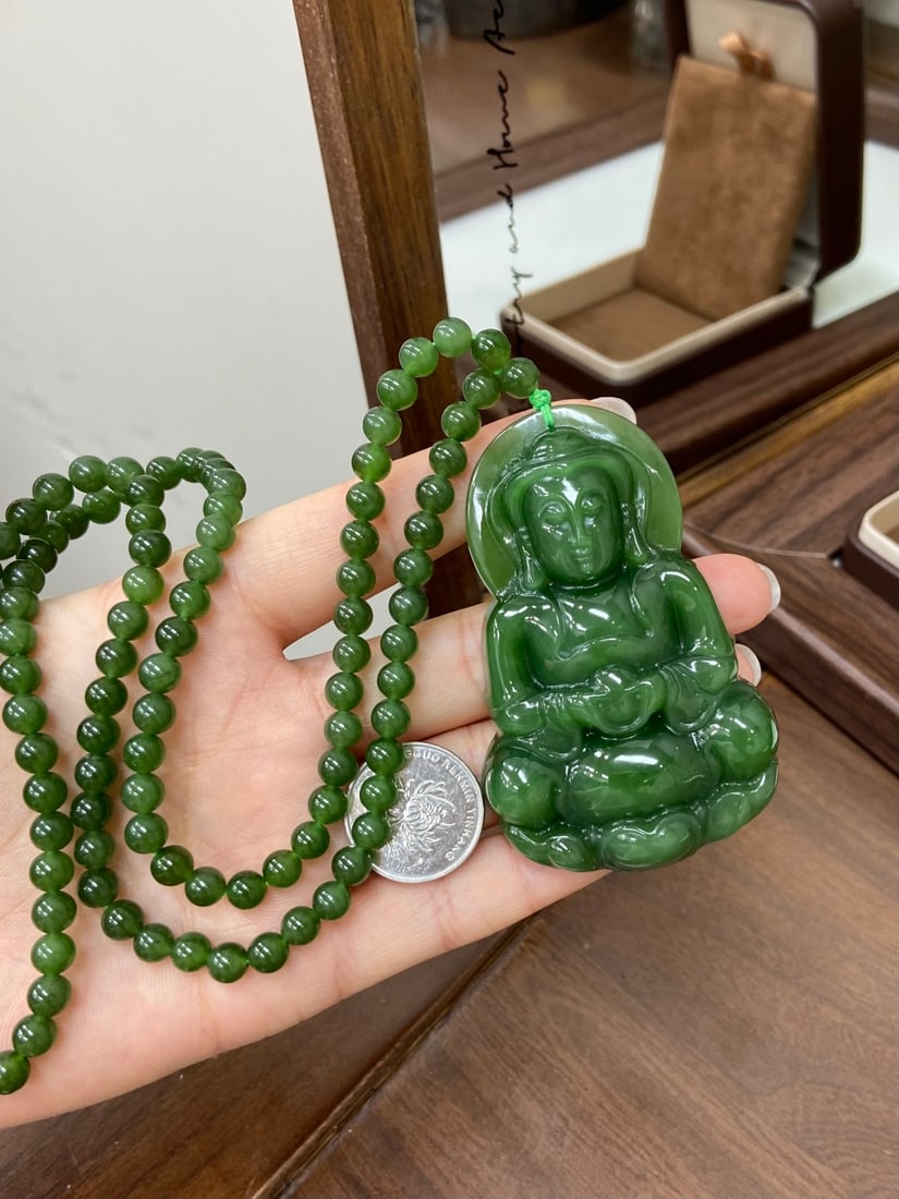 A Finely Carved Hetian Jade 'Spinach-Green' 'Guanyin' Plaque Pendant - 3