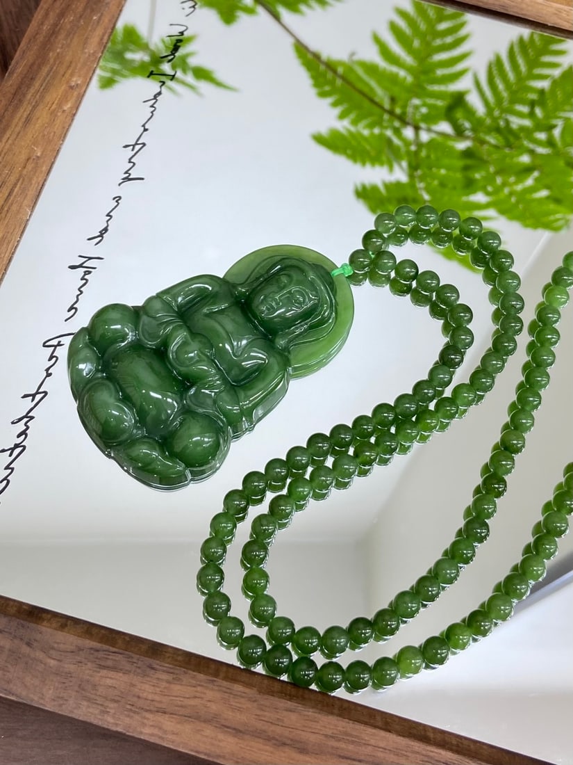 A Finely Carved Hetian Jade 'Spinach-Green' 'Guanyin' Plaque Pendant - 4