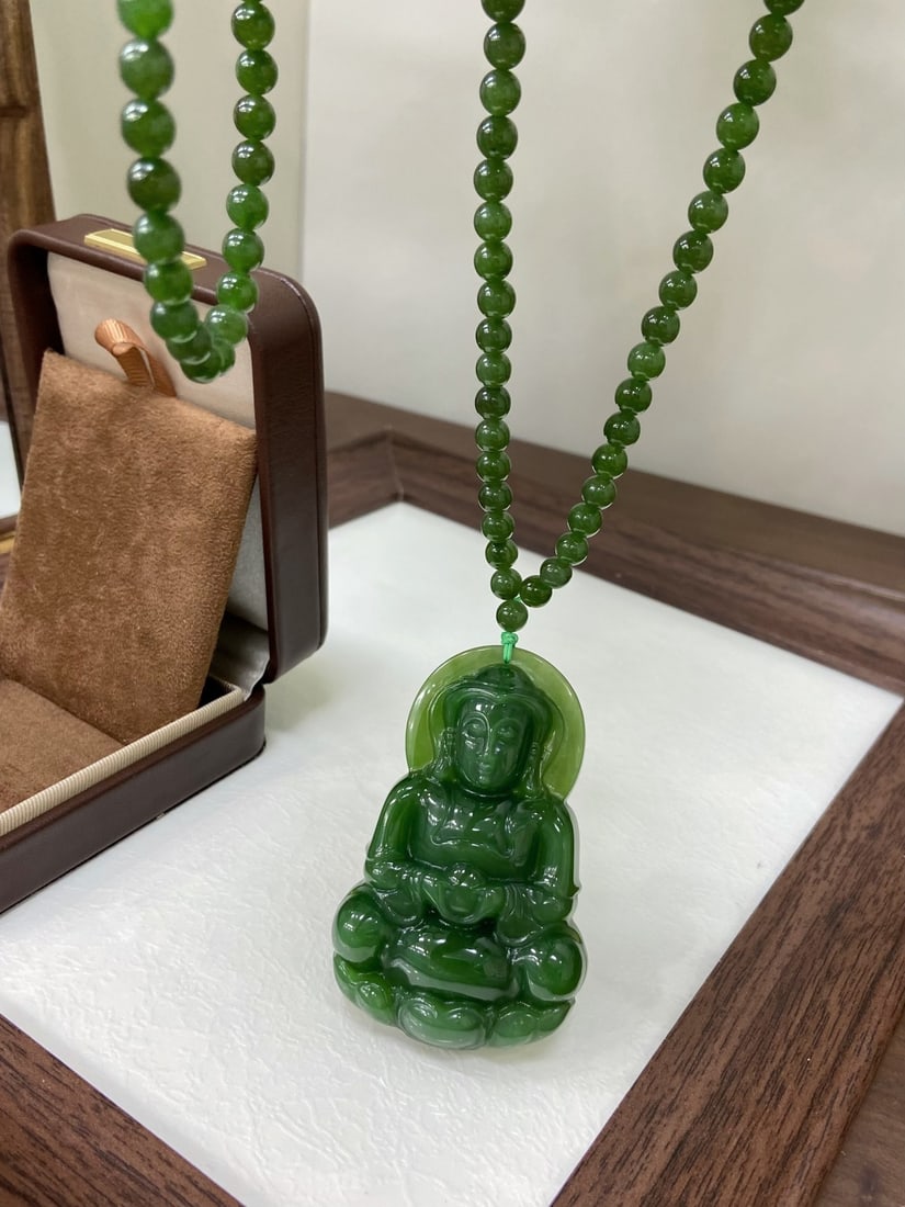 A Finely Carved Hetian Jade 'Spinach-Green' 'Guanyin' Plaque Pendant - 5