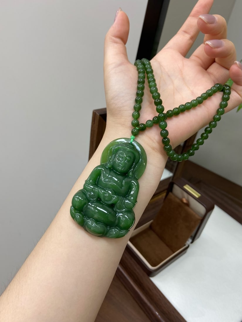 A Finely Carved Hetian Jade 'Spinach-Green' 'Guanyin' Plaque Pendant - 6