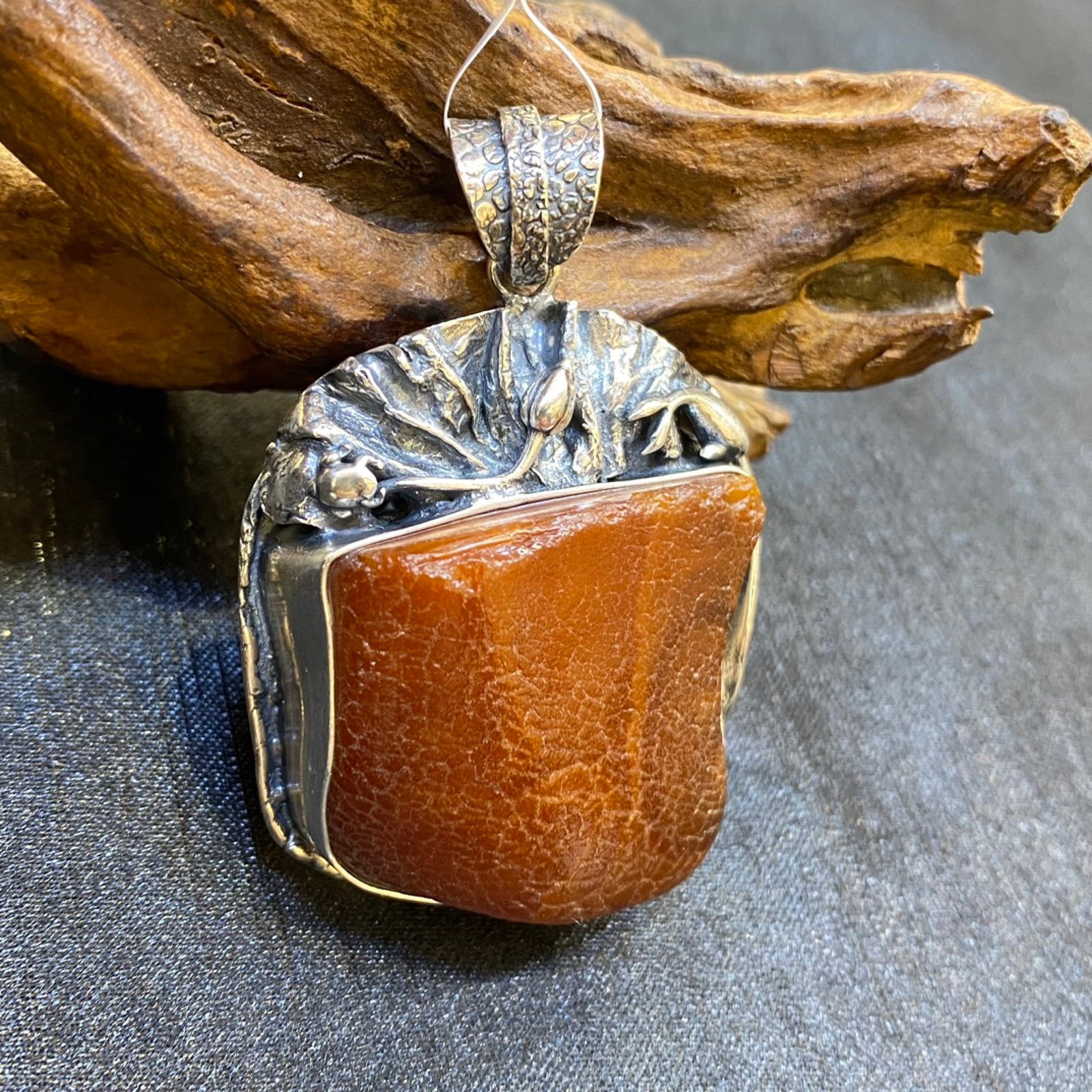 An Exquisite Carved Red Lacquer Flower Pattern Cover Box: An Exquisite Beeswax Inlaid Silver Necklace,Size:36.5mm,Weight:34.3g 蜜蜡镶银项链