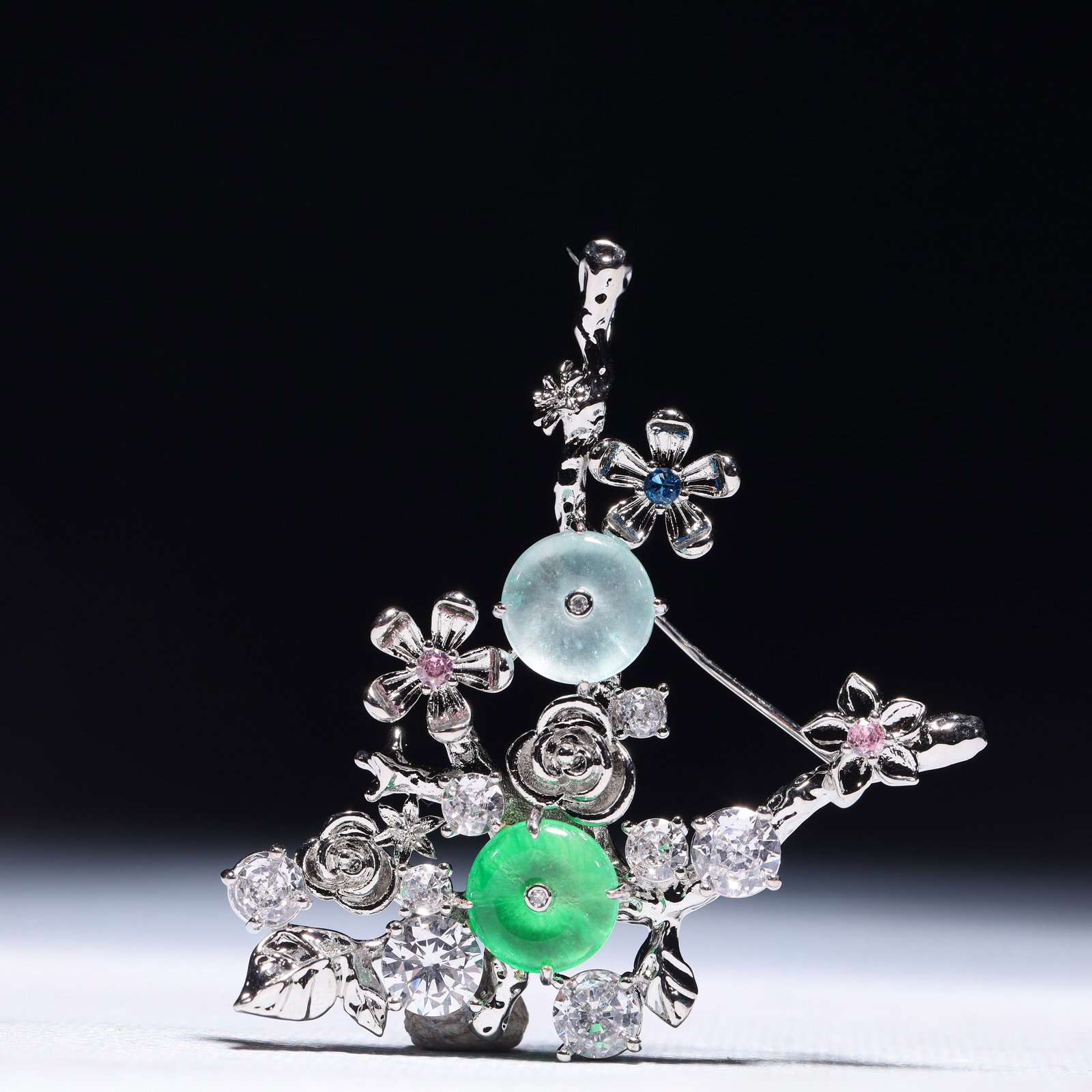 An Exquisite Flower Pattern Pendant,Inlaid Gems: An Exquisite Flower Pattern Pendant,Inlaid Gems,Size:1.6inx0.2inx2.4in,Weight:26.6g 一个精美的花卉纹吊坠,镶宝石
