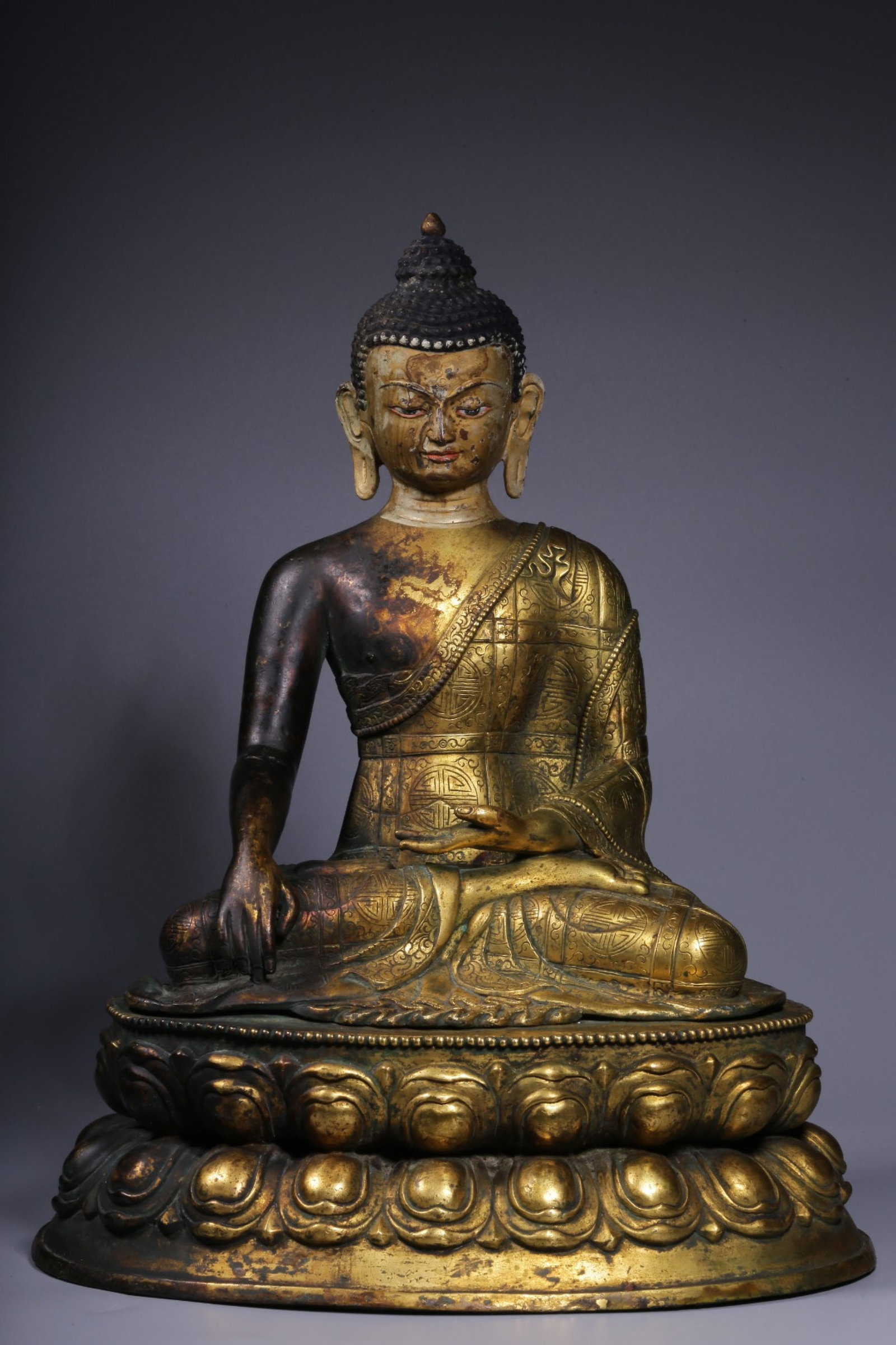 A Rare Gilt Bronze Statue of Sakyamuni: A Rare Gilt Bronze Statue of Sakyamuni ,Qing Dynasty, China,Size:12.8inx10.2inx8.1in,Weight:4282g 铜鎏金释迦摩尼像,中国清代