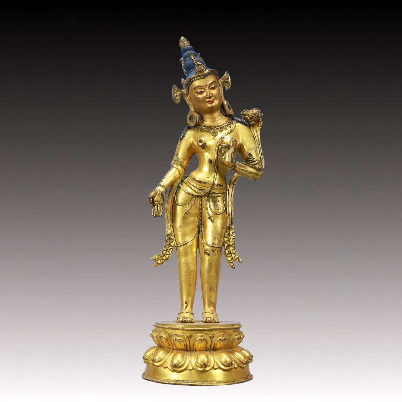 A Solemn Gilt Bronze Statue of Avalokitesvara: A Solemn Gilt Bronze Statue of Avalokitesvara,Ming Dynasty, China,Size:4.7inx15in Weight:2800g 铜鎏金观音菩萨像,中国明代